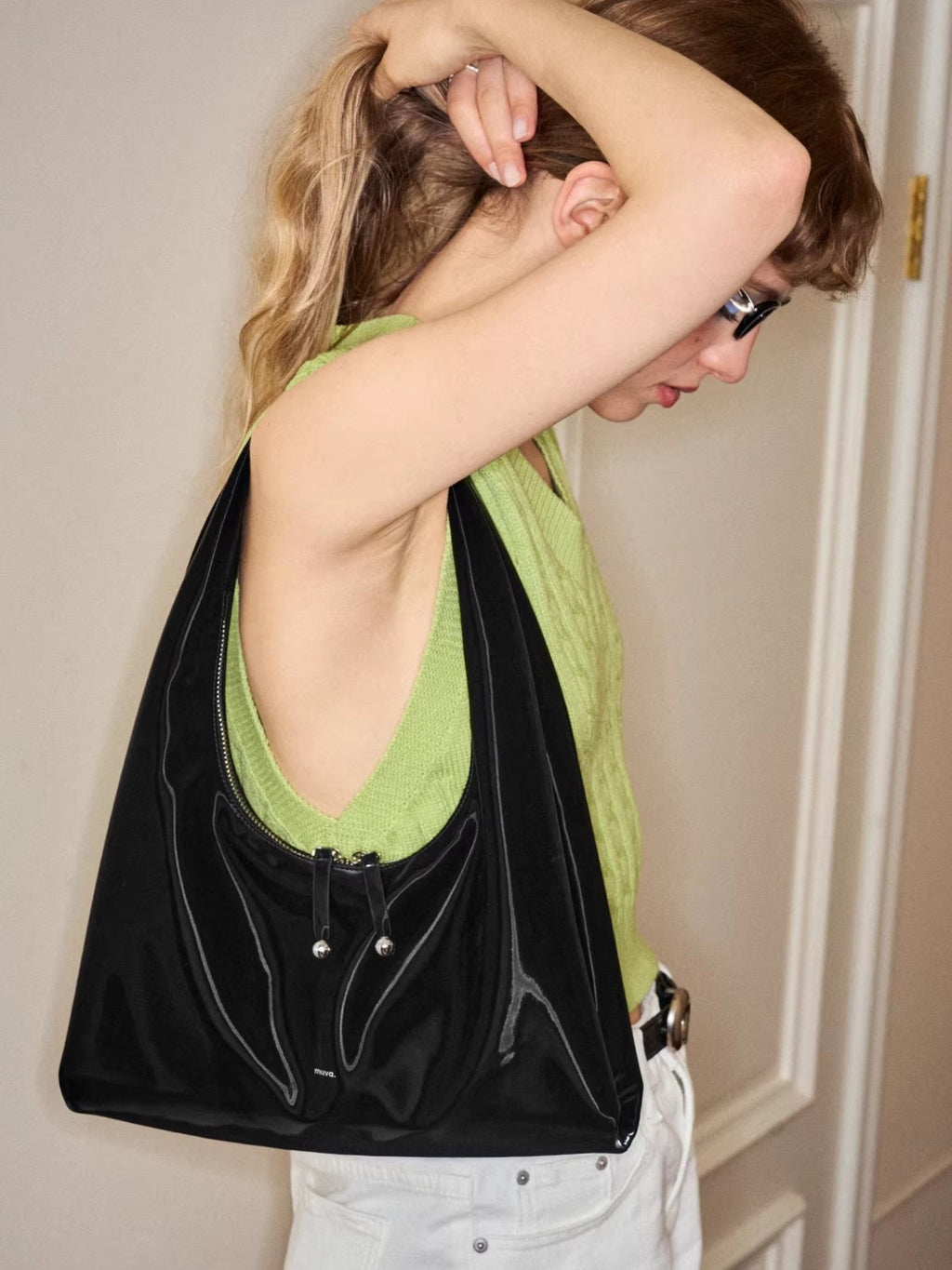 Sac Onigiri MUVA noir en velours porté sous le bras, vue de profil