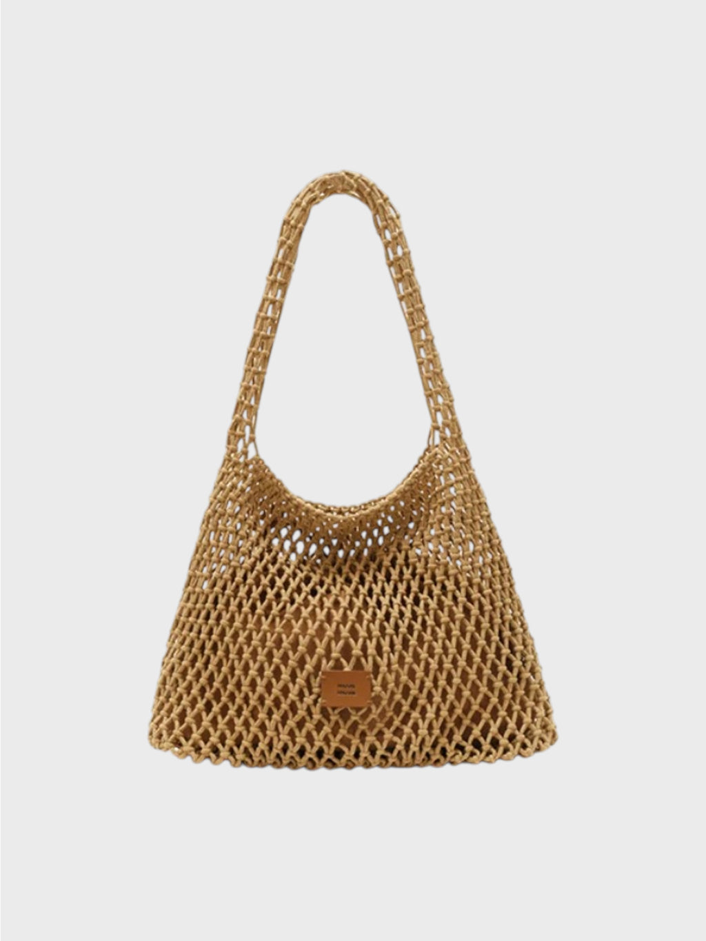 Sac cabas MUVA macramé tressé main caramel doré maillage losanges ouvert avec patch logo cuir caramel et anse unique tressée, vue de face fond blanc

