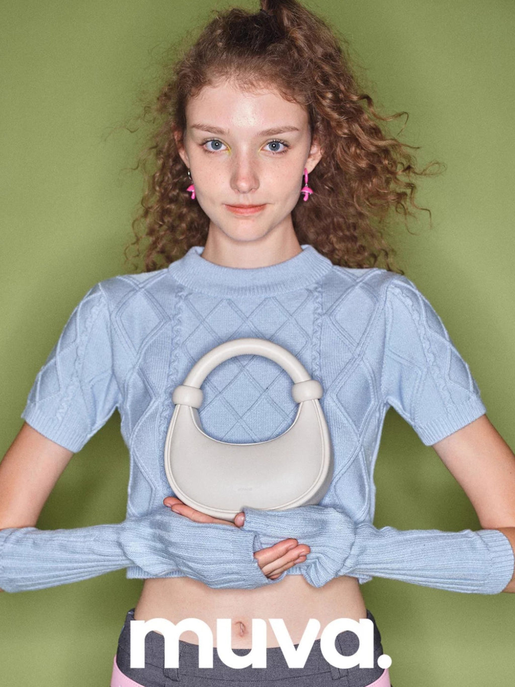 Sac demi-lune MUVA blanc Milkshake tenu à la main, photo lifestyle
