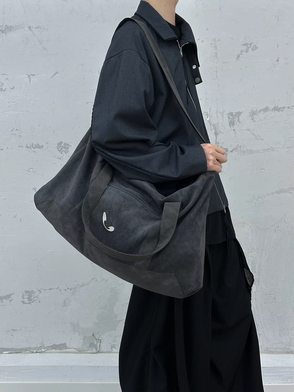 Sac fourre-tout suédé RELABEL vue de profil