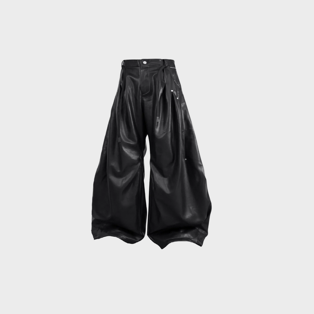 Pantalon en similicuir noir RELABEL à coupe déstructurée. Design plissé, silhouette courbe et matière PU viscose pour un style urbain contemporain.