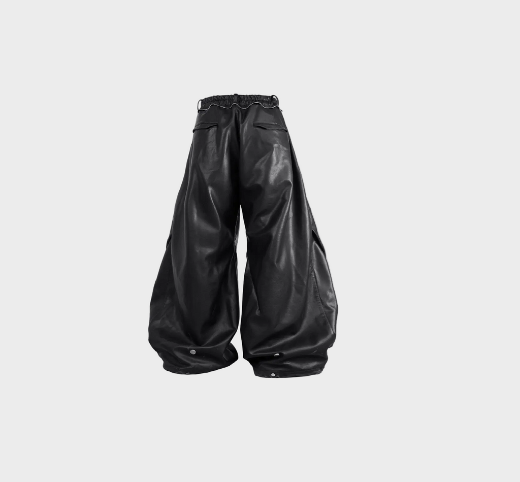 Pantalon noir RELABEL en similicuir, vue de dos, volume large et plis structurés
