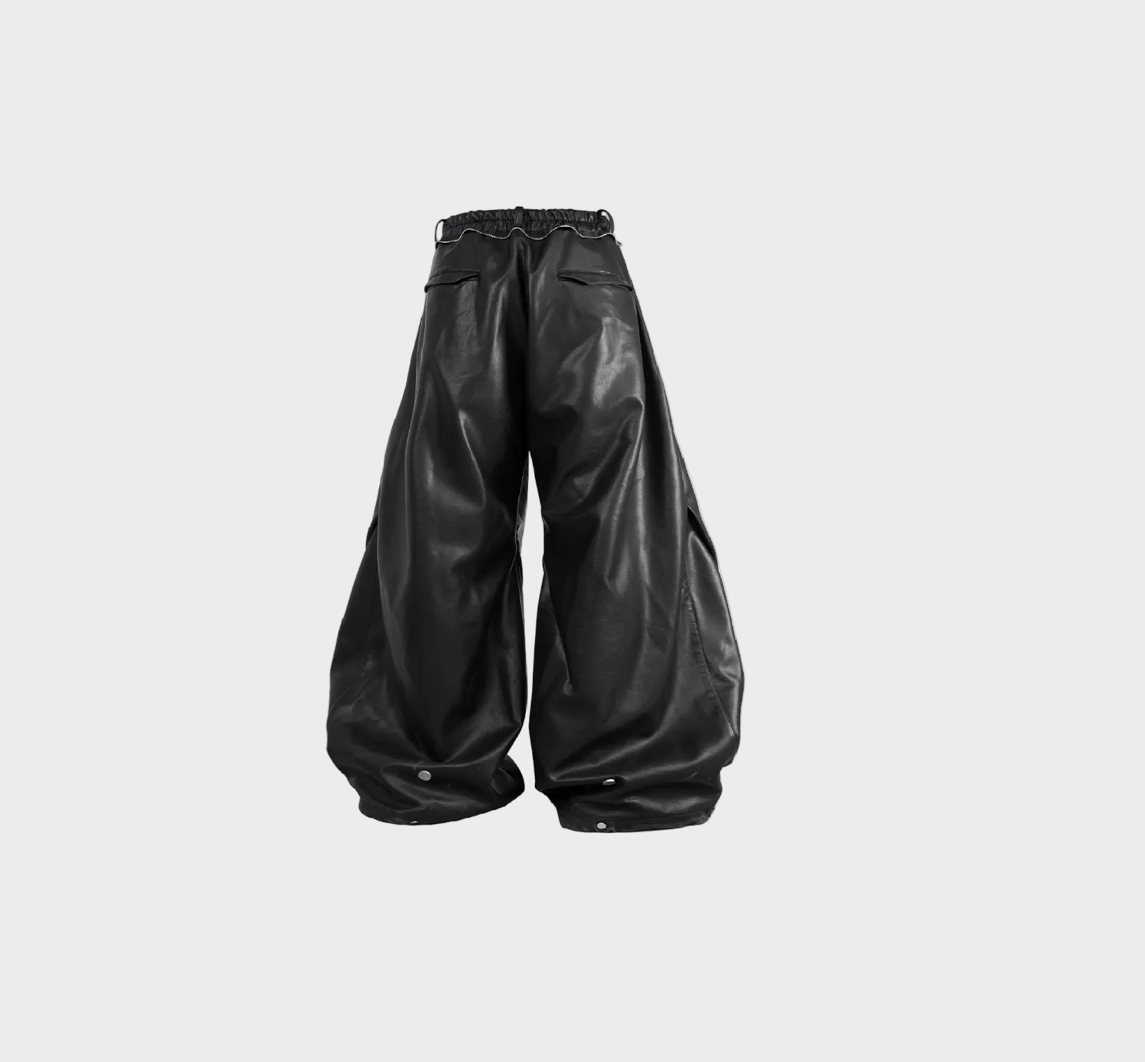 Pantalon noir RELABEL en similicuir, vue de dos, volume large et plis structurés