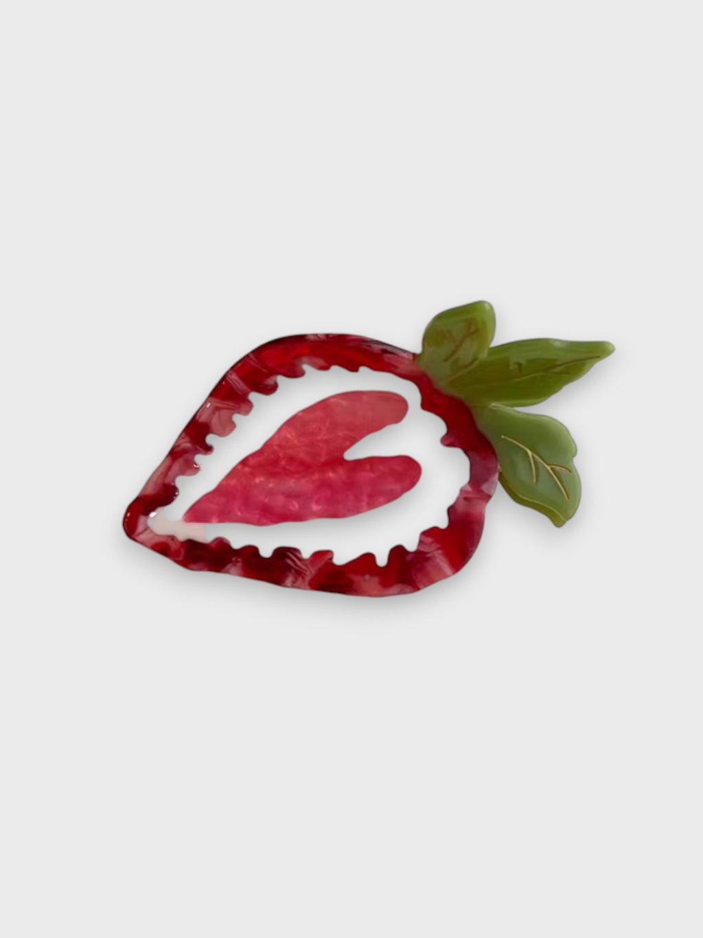 Barrette en résine DIOIB motif fraise rouge avec feuilles vertes, photo produit sur fond blanc
