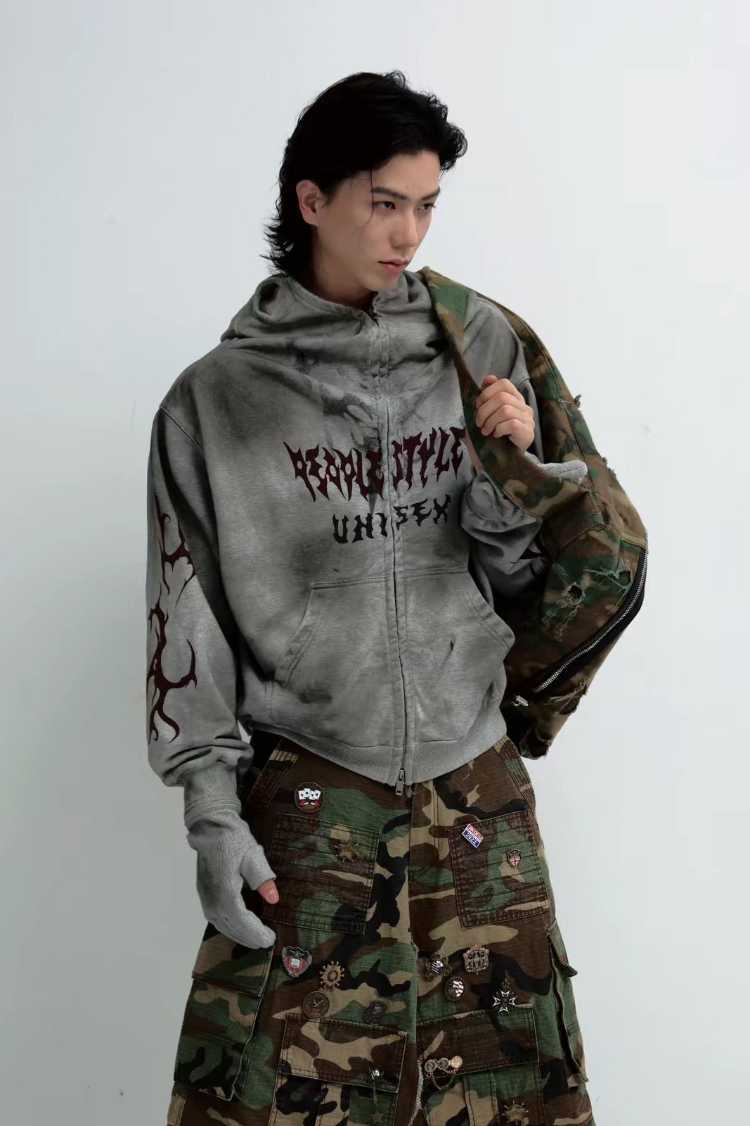 Sweat à capuche gris porté en silhouette streetwear