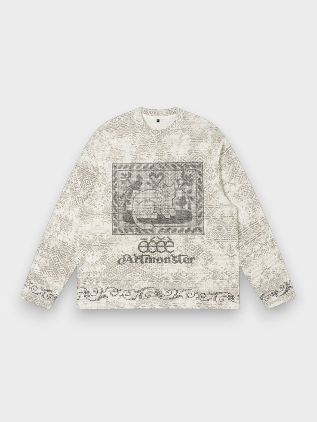 Sweat eeee Artmonster beige en jacquard all-over motif géométrique ethnique, print central lapin pixel dans un cadre gris et logo eeee Artmonster, bordure baroque en bas, photo produit de face sur fond gris

