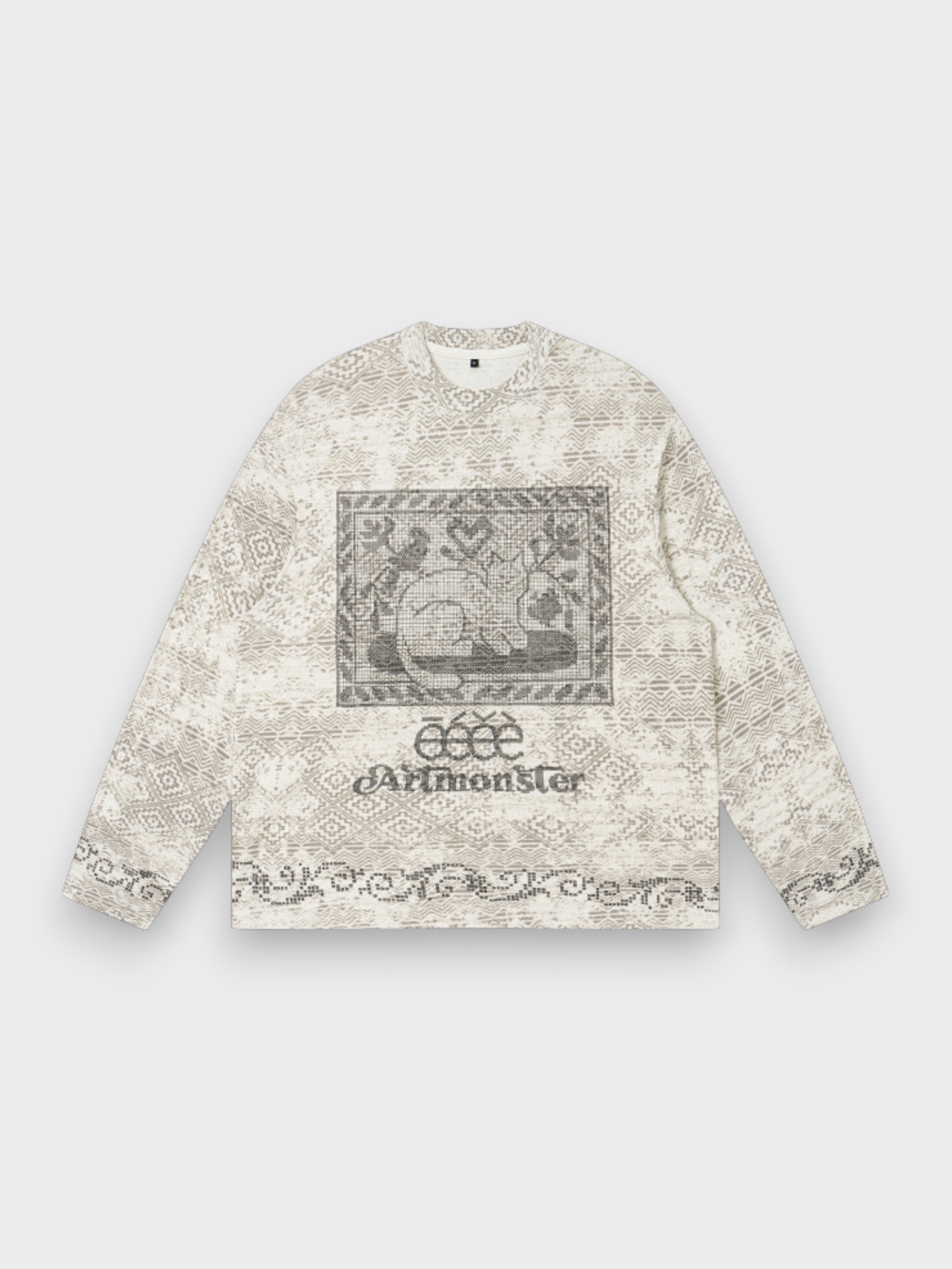 Sweat eeee Artmonster beige en jacquard all-over motif géométrique ethnique, print central lapin pixel dans un cadre gris et logo eeee Artmonster, bordure baroque en bas, photo produit de face sur fond gris
