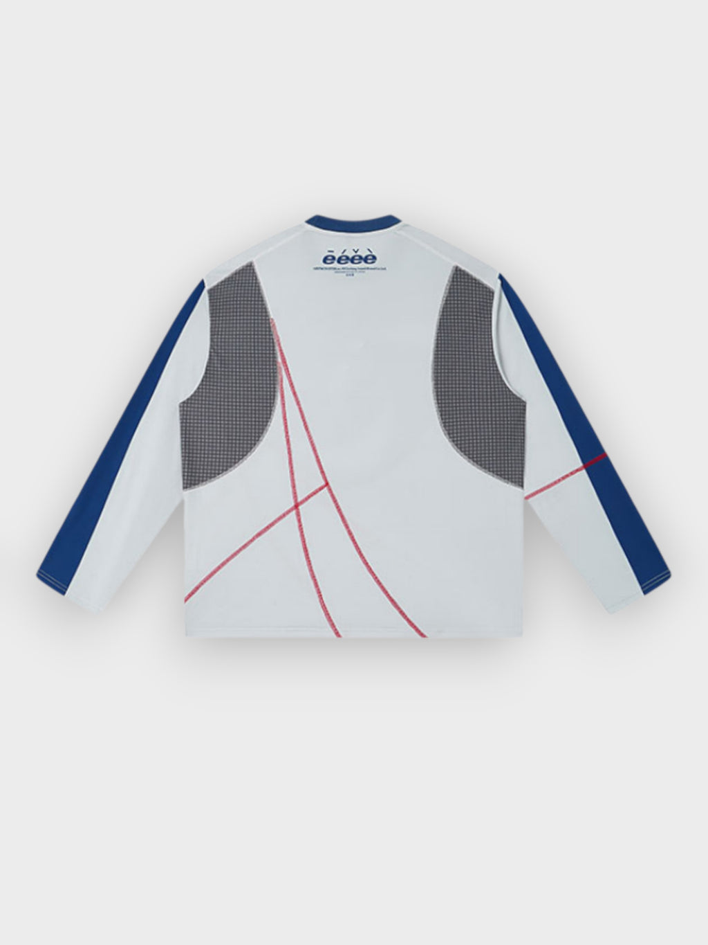 Sweat eeee Artmonster blanc et bleu avec empiècements tweed gris et lignes rouges graphiques, vue de dos sur fond gris
