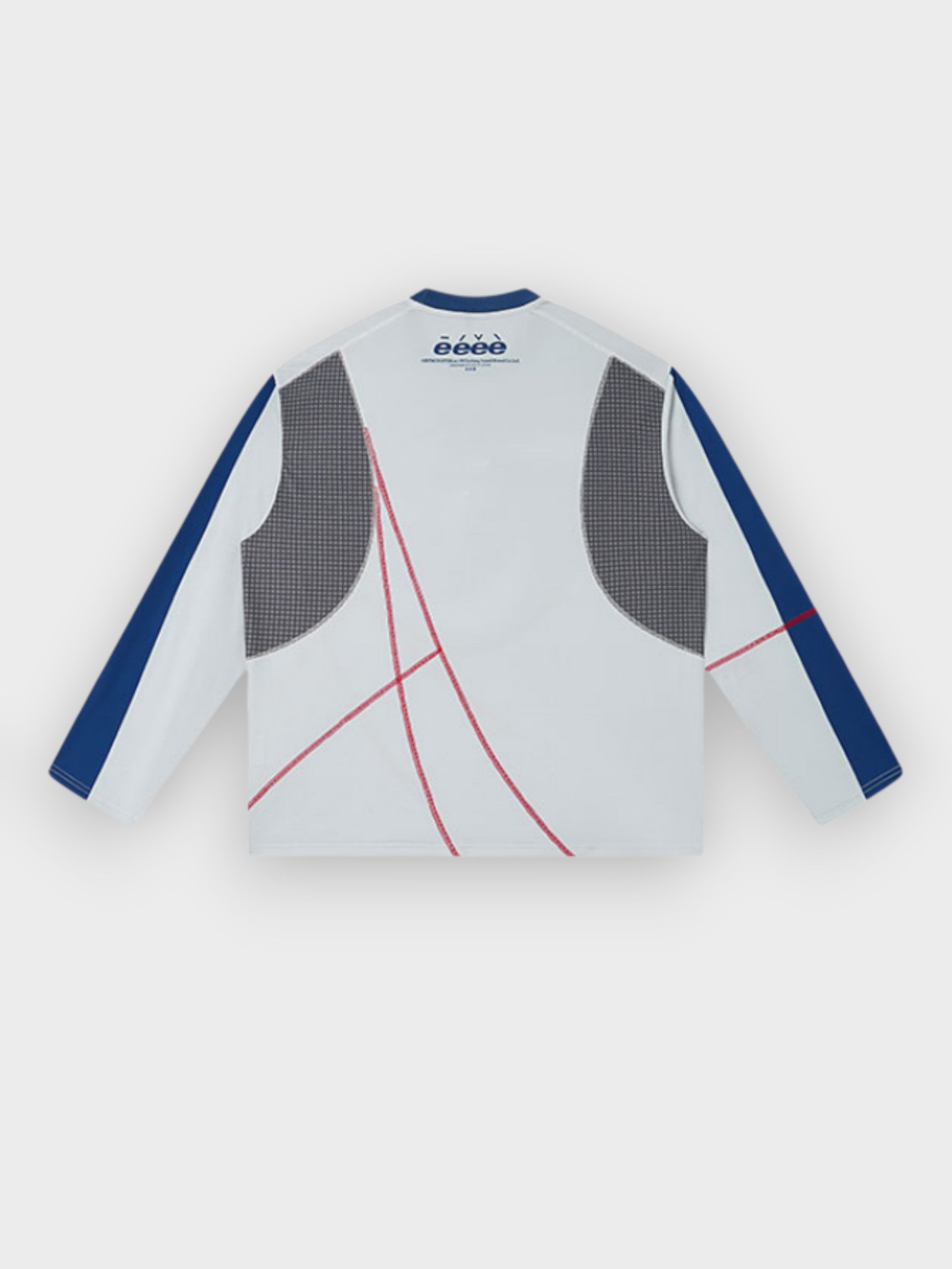 Sweat eeee Artmonster blanc et bleu avec empiècements tweed gris et lignes rouges graphiques, vue de dos sur fond gris
