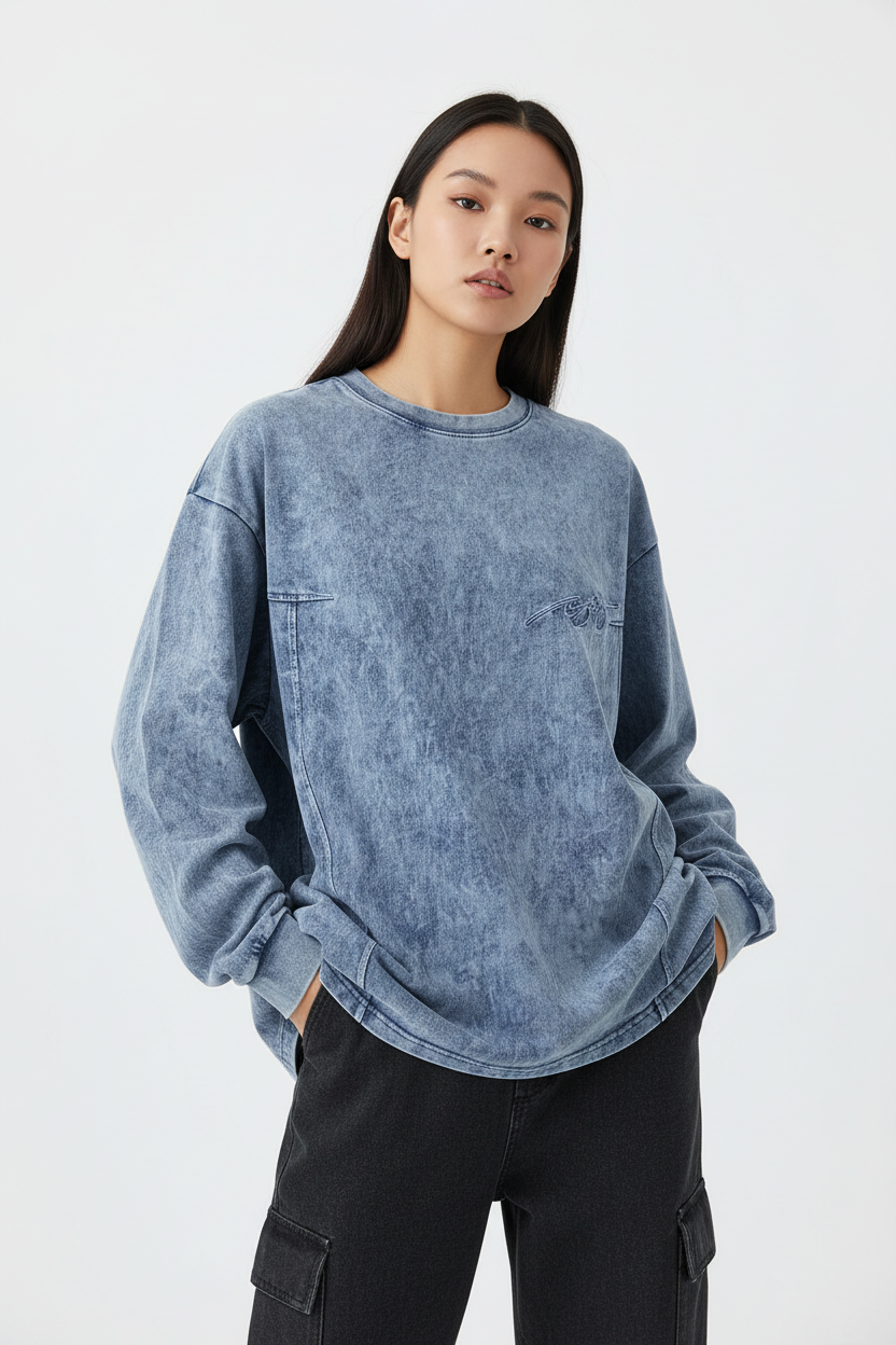 T-shirt bleu délavé à l’acide porté par un modèle femme