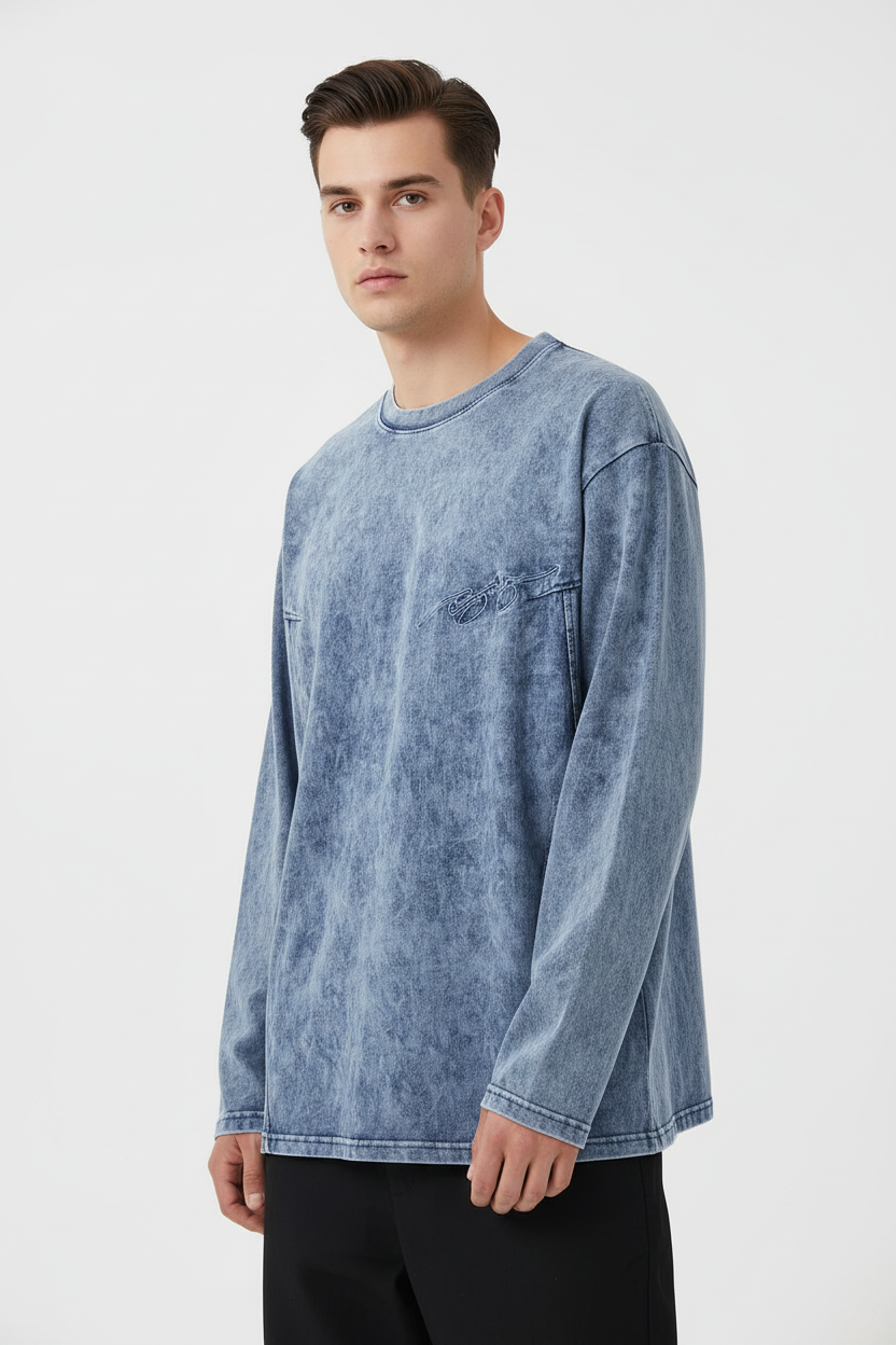 T-shirt bleu délavé à l’acide porté par un modèle homme