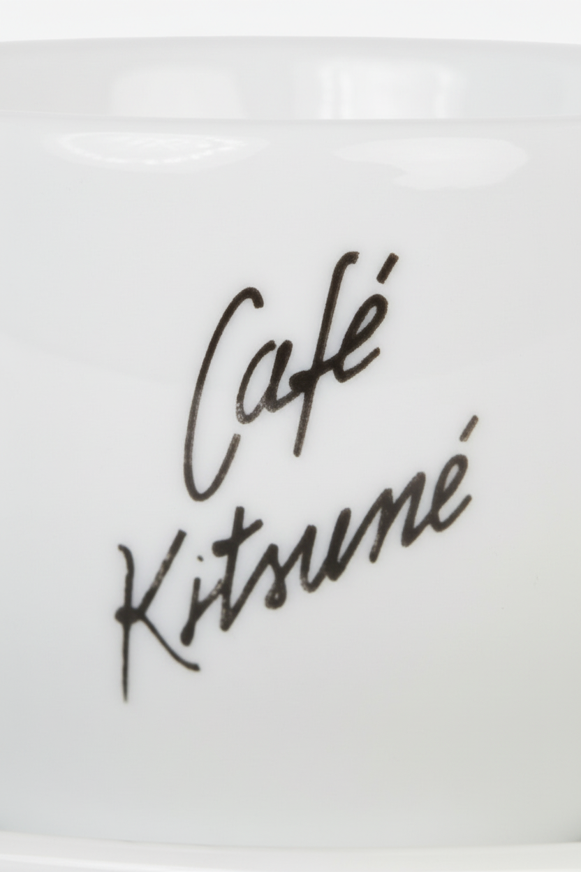 Tasse Café Logo Manuscrit Sérigraphié Café Kitsuné blanc logo noir en porcelaine, vue gros plan logo sur fond blanc sans modèle