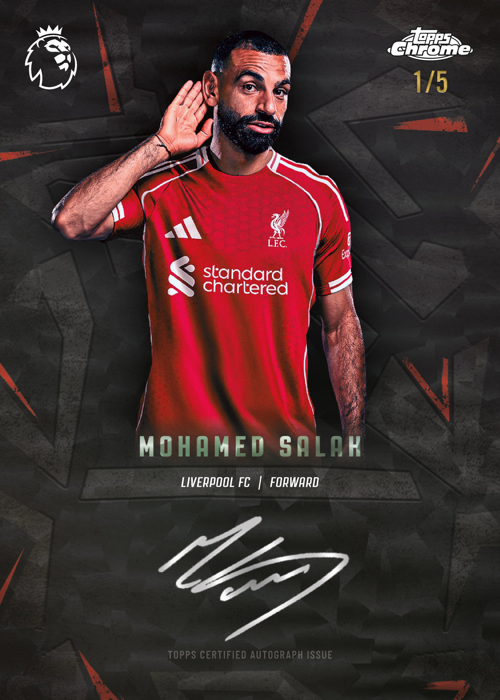 Carte Topps Chrome Premier League Mohamed Salah, attaquant Liverpool FC, autographe certifié numérotée 1/5, fond noir géométrique
