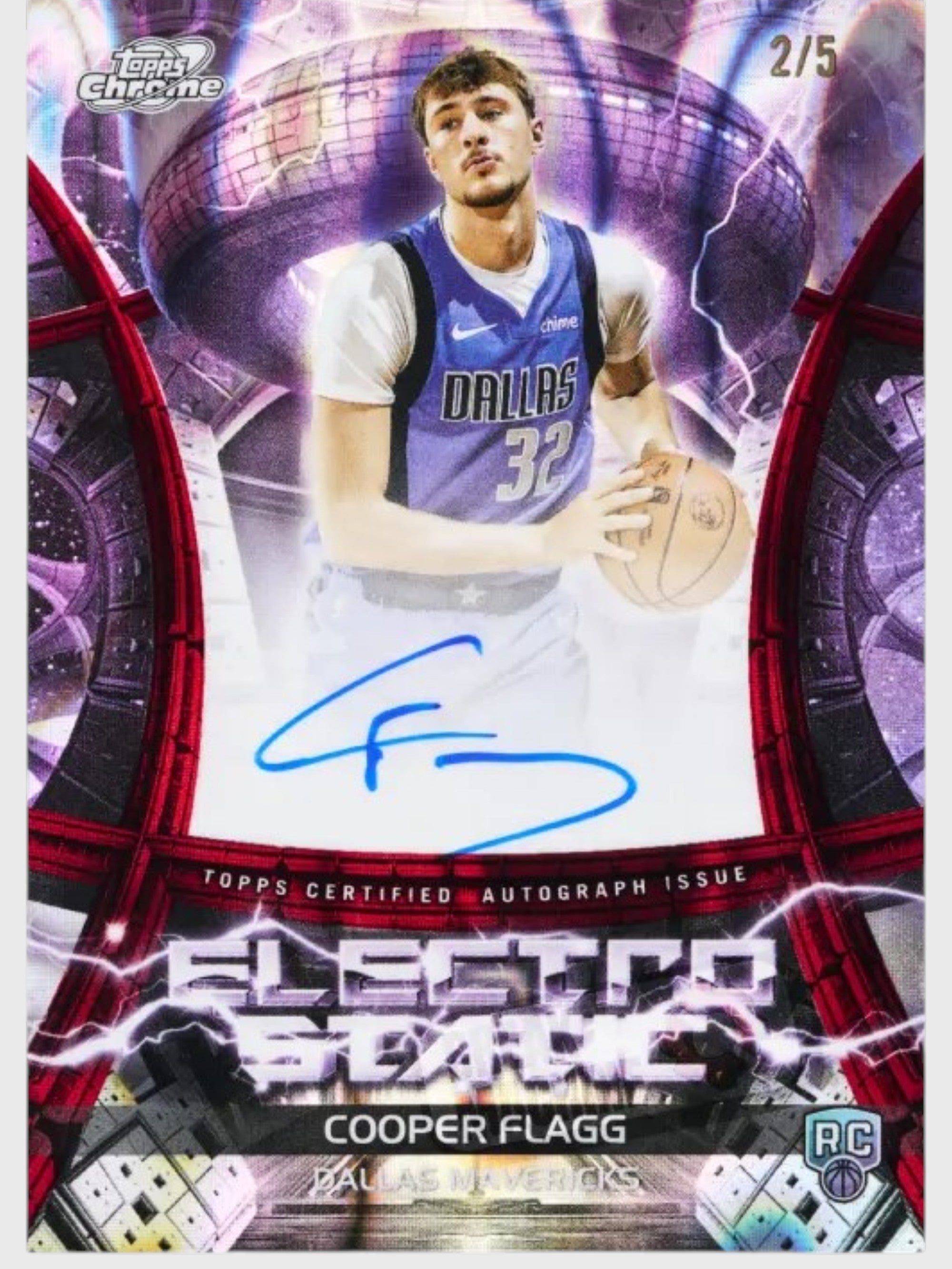 Topps Chrome Cosmic NBA 2025-26 - Carte autographe rookie Cooper Flagg Electro Static numérotée 2/5, Dallas Mavericks
