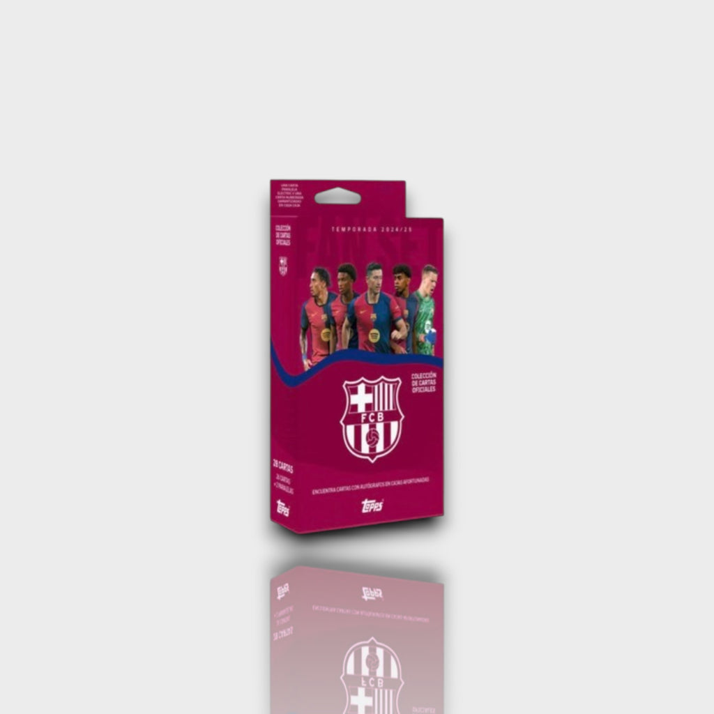Topps FC Barcelona Fan Set 2024-2025 coffret officiel 28 cartes avec parallèles numérotées et autographes, boîte grenat avec joueurs du Barça, vue de trois quarts
