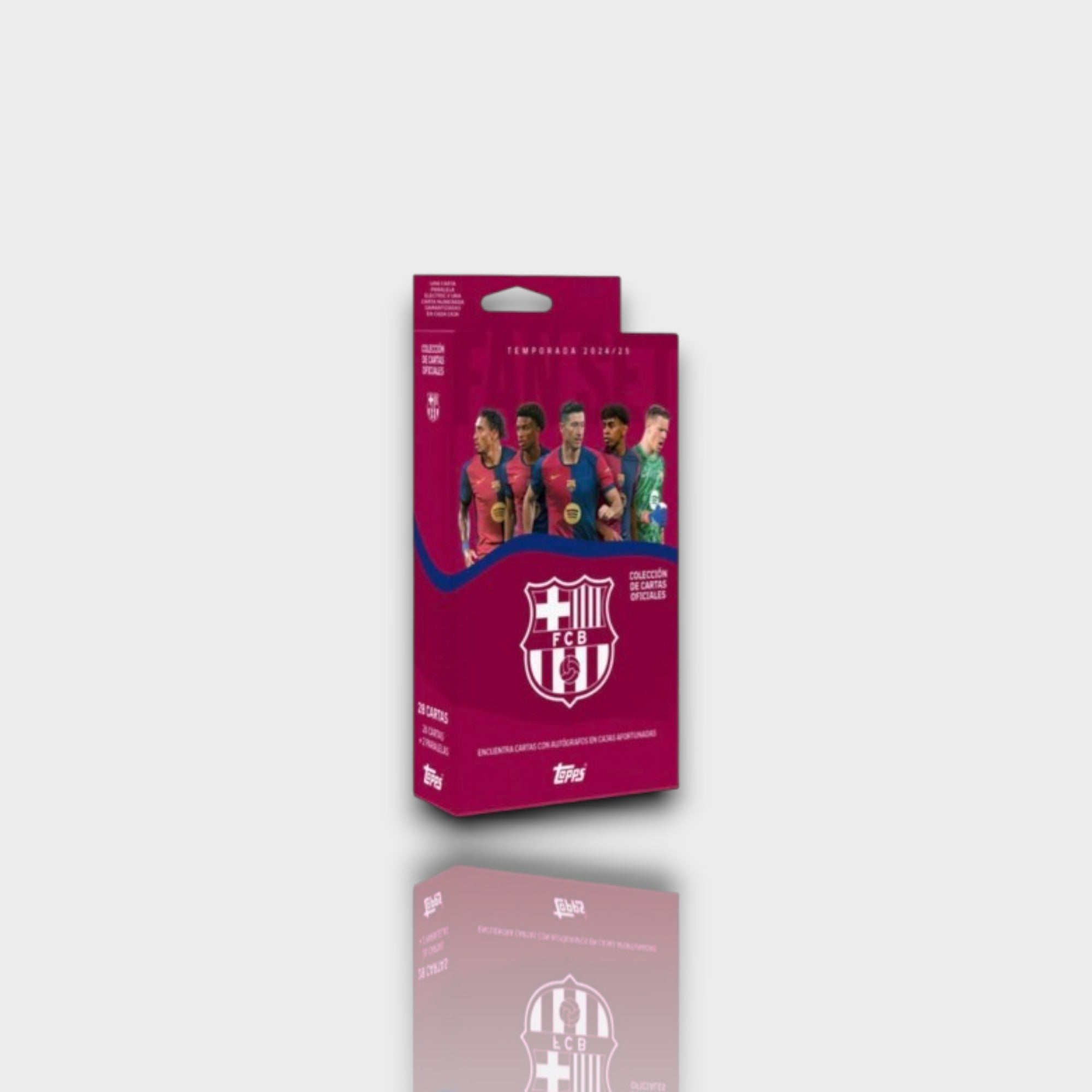 Topps FC Barcelona Fan Set 2024-2025 coffret officiel 28 cartes avec parallèles numérotées et autographes, boîte grenat avec joueurs du Barça, vue de trois quarts
