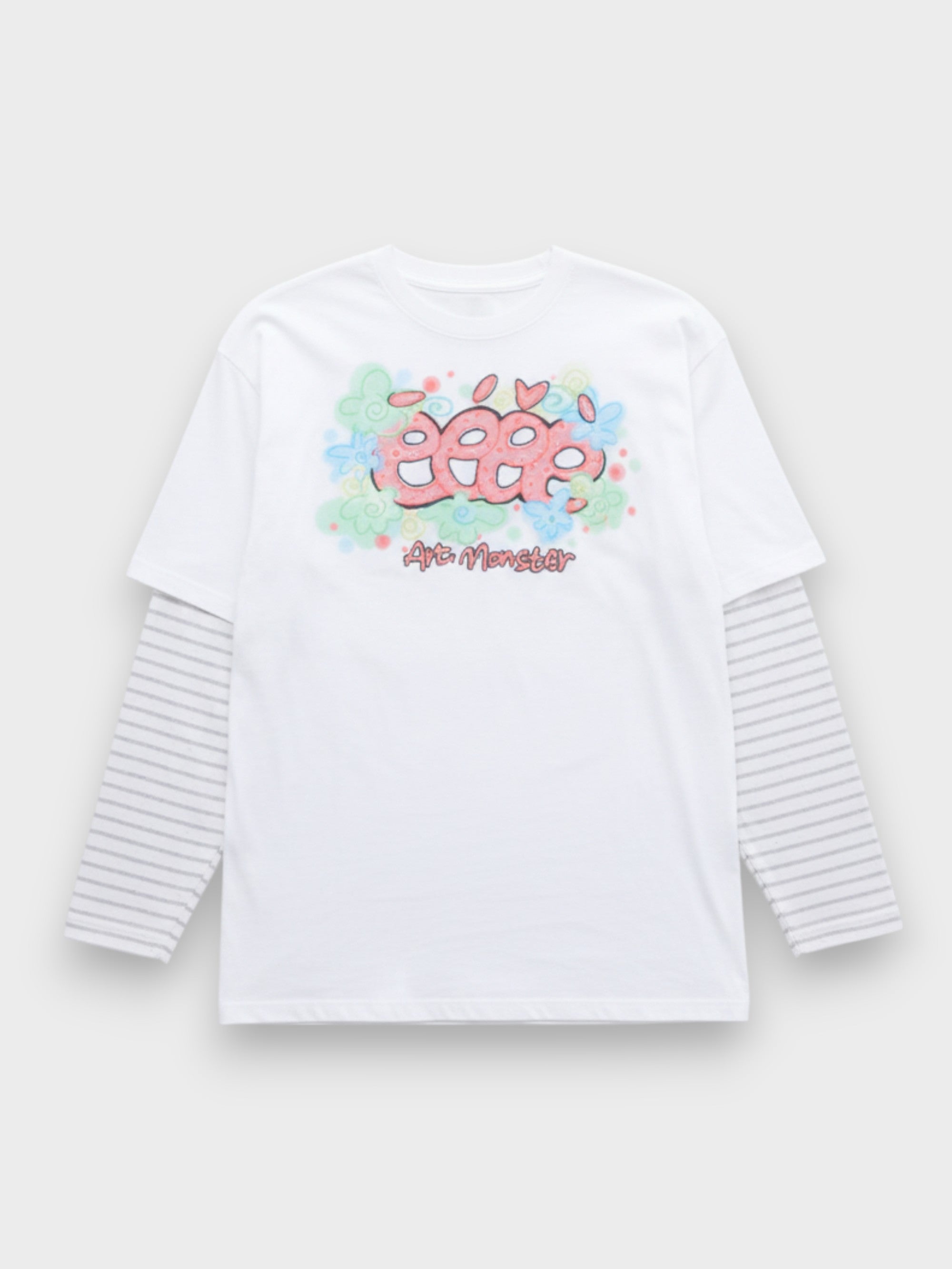 T-shirt eeee Artmonster blanc manches longues double layer avec sous-couche rayée gris et blanc, print logo eeee Artmonster rose aquarelle au dos, photo produit de dos sur fond gris
