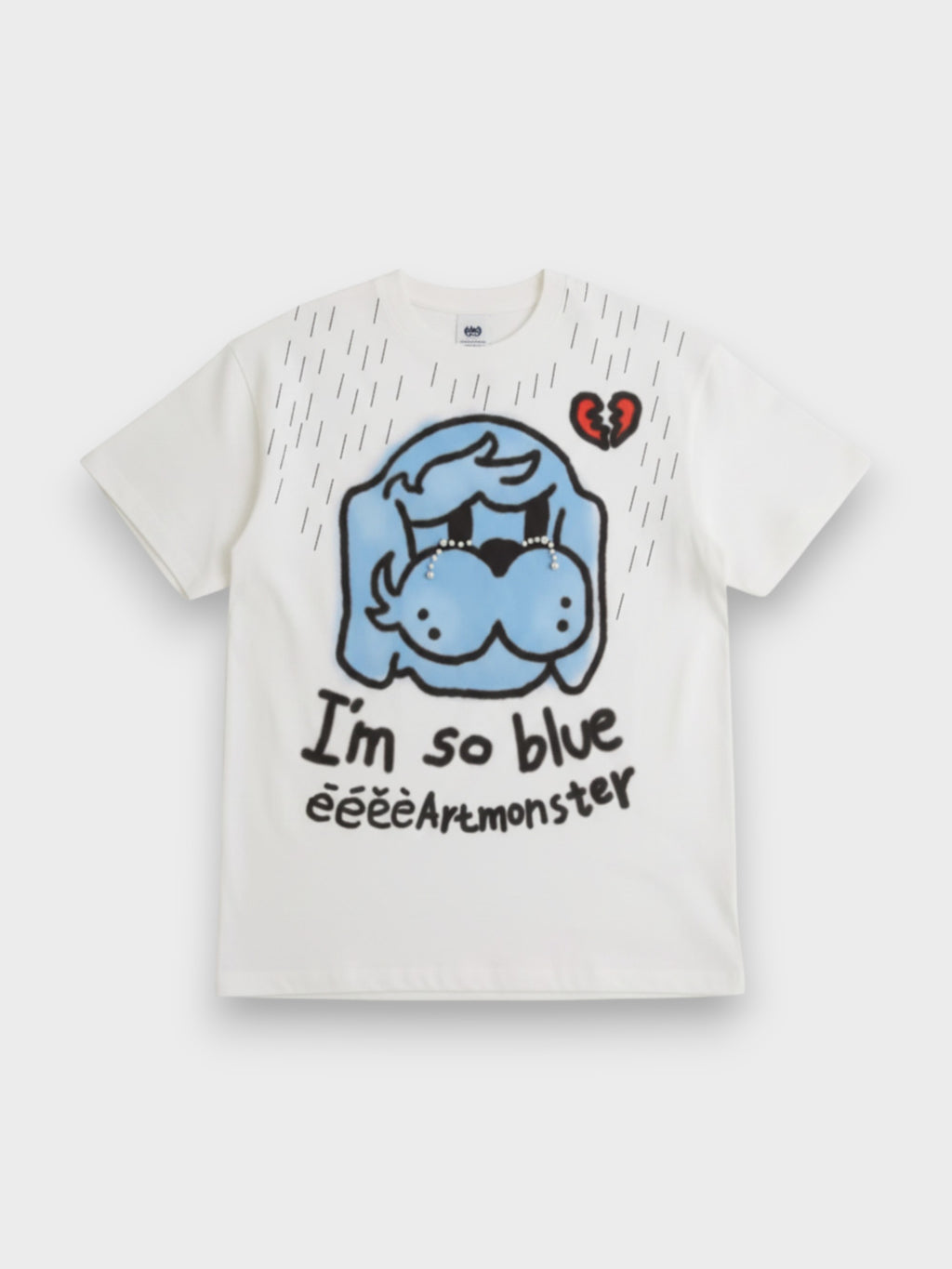 T-shirt eeee Artmonster blanc motif chien bleu I'm so blue avec cœur brisé rouge, photo produit à plat sur fond gris
