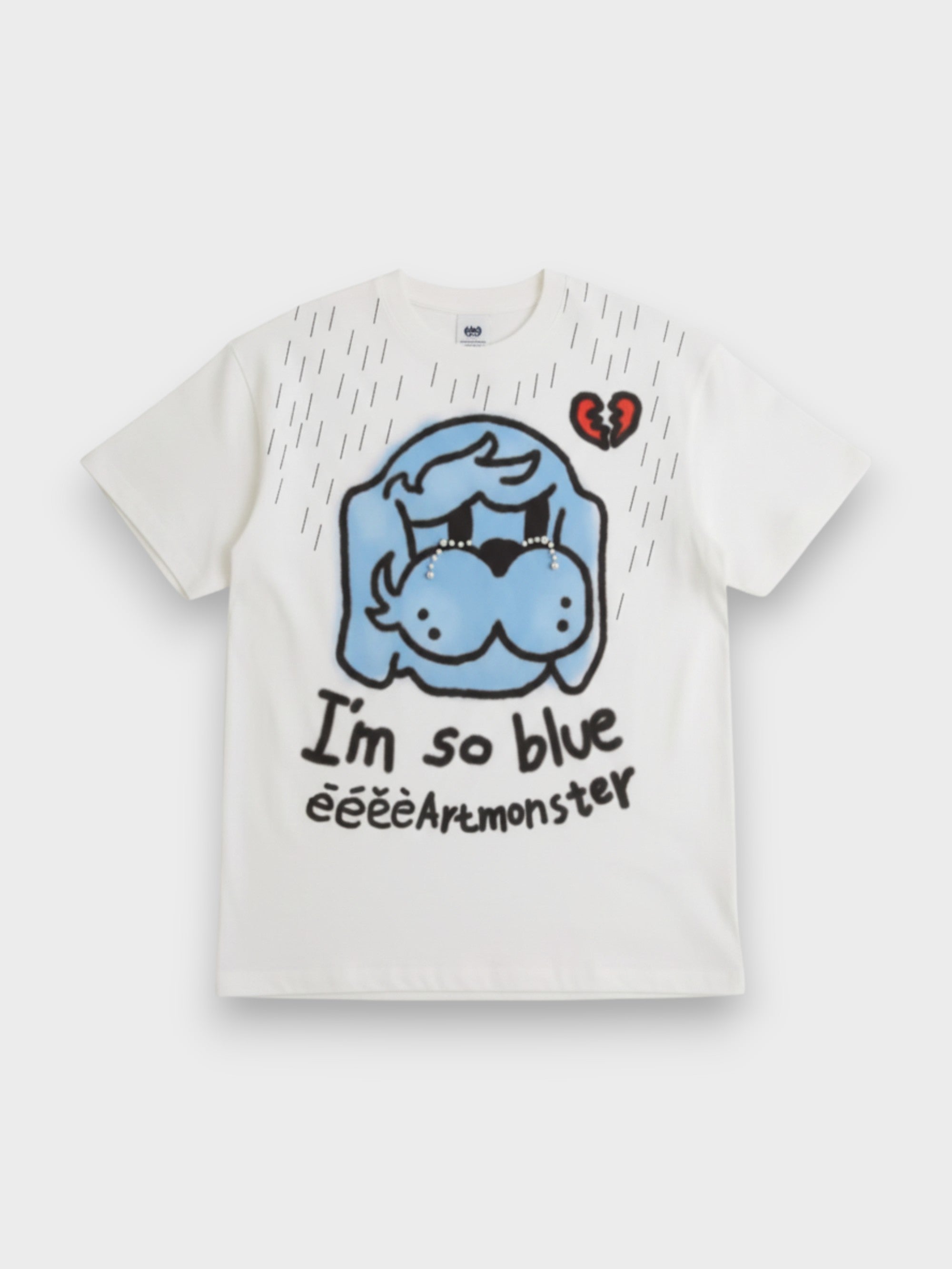 T-shirt eeee Artmonster blanc motif chien bleu I'm so blue avec cœur brisé rouge, photo produit à plat sur fond gris
