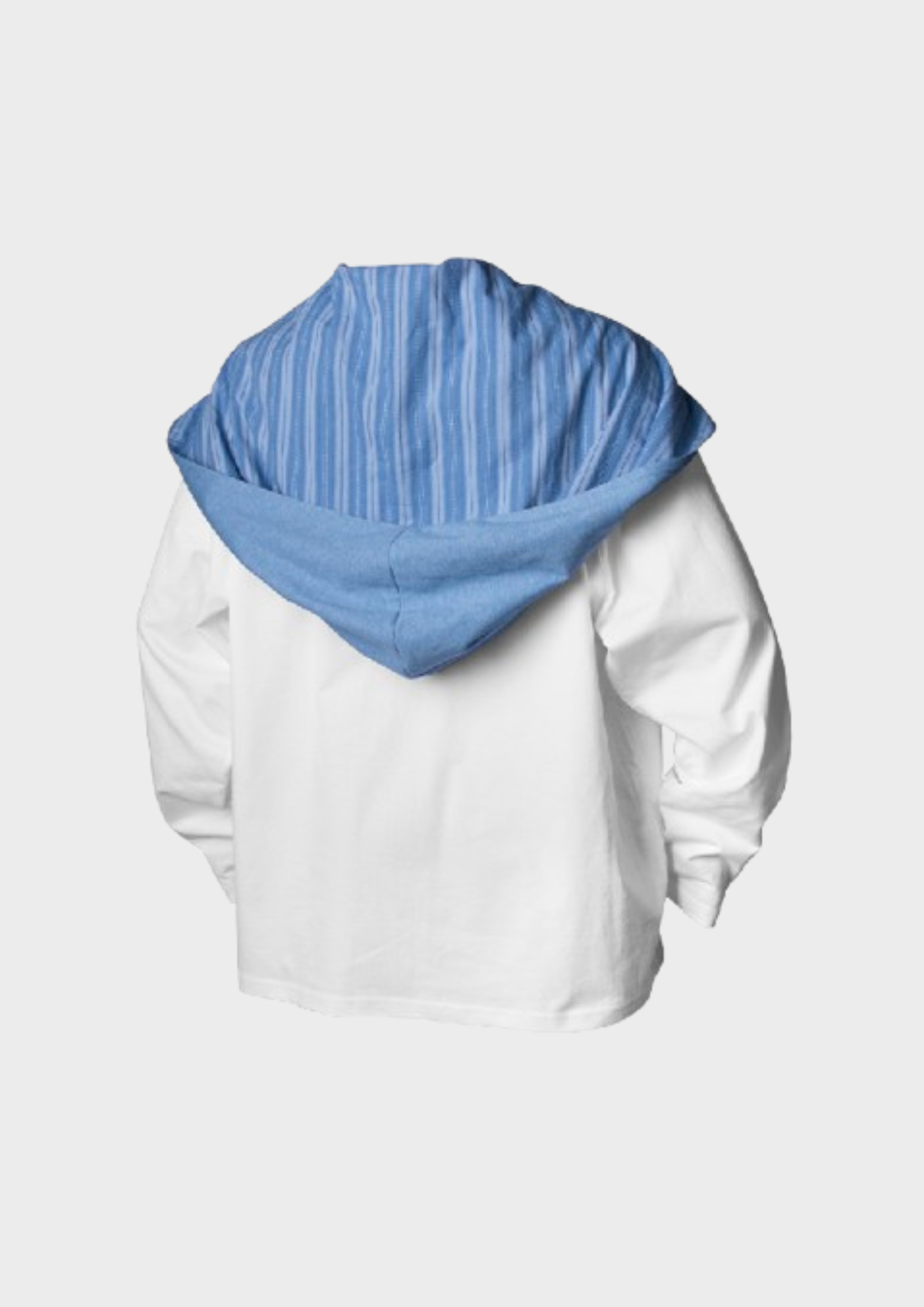 Dos du sweat blanc avec épaule rayée bleu style marinière