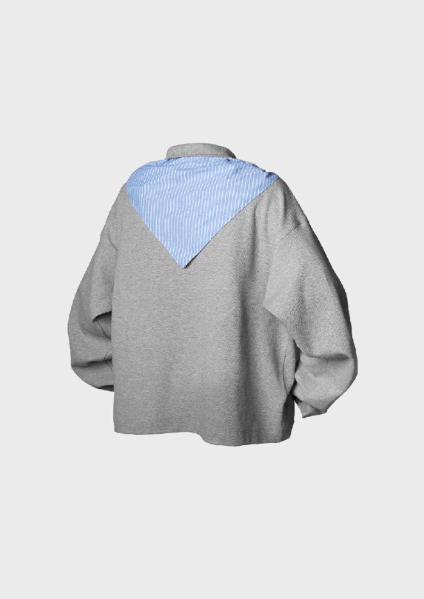 Vue arrière du pull oversize gris avec détail foulard rayé intégré