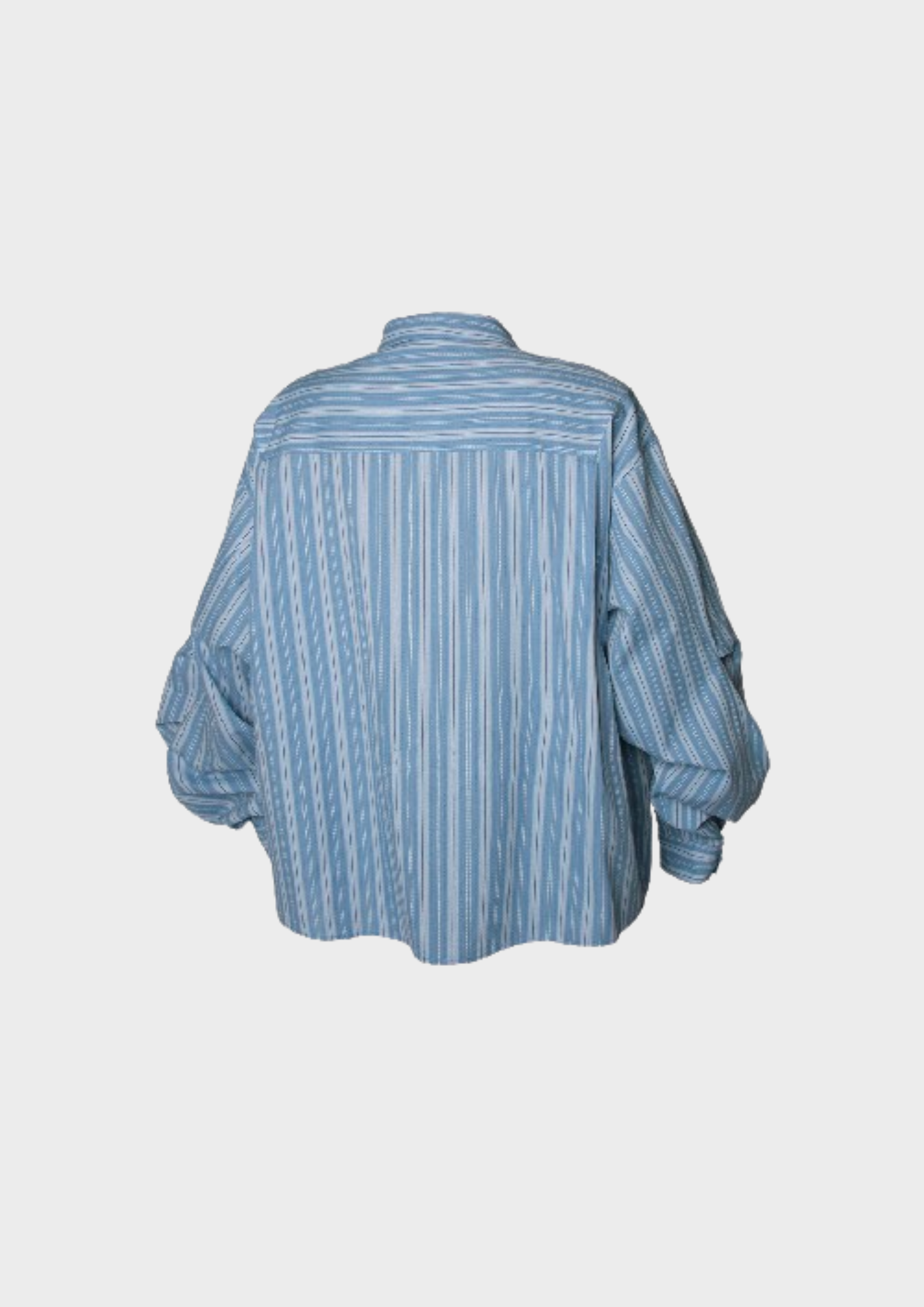 Dos de la chemise rayée bleue oversize à coupe unisexe