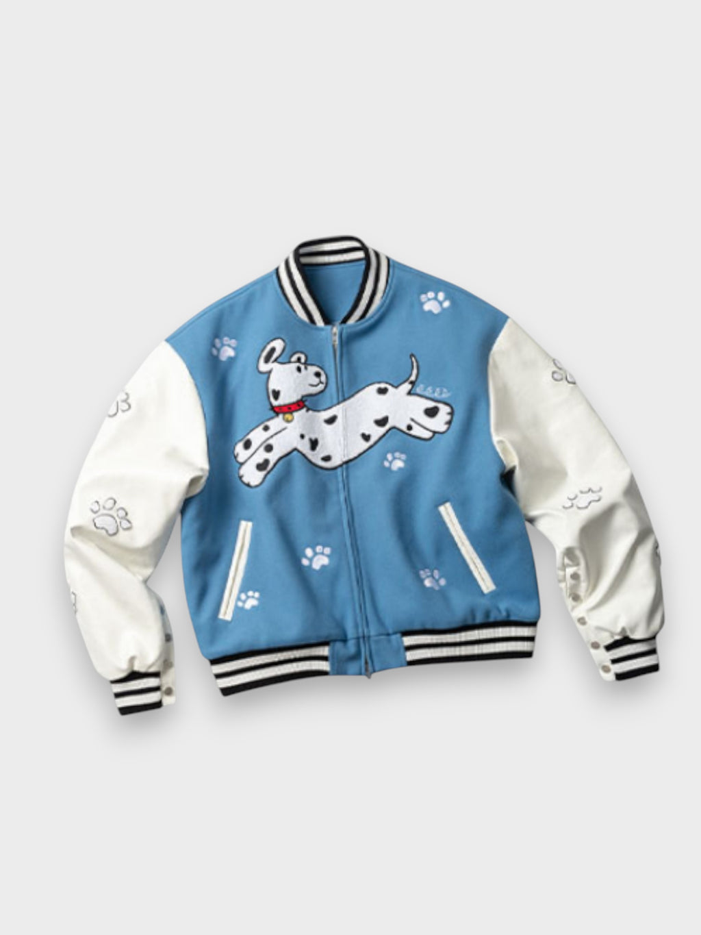 Veste bomber varsity Artmonste bleu ciel avec manches blanches, broderie dalmatien et motifs pattes de chien, photo produit sur fond gris
