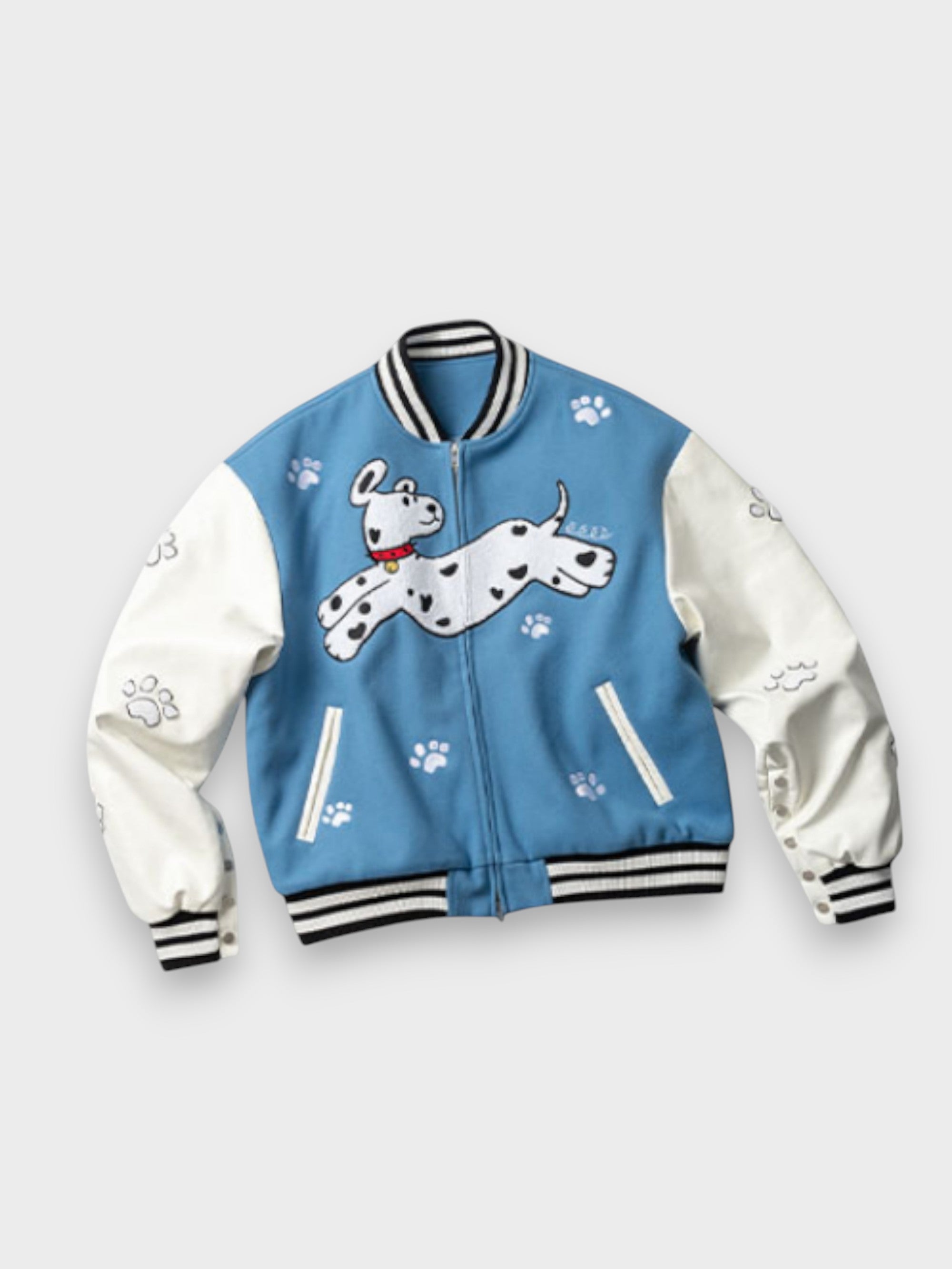Veste bomber varsity Artmonste bleu ciel avec manches blanches, broderie dalmatien et motifs pattes de chien, photo produit sur fond gris
