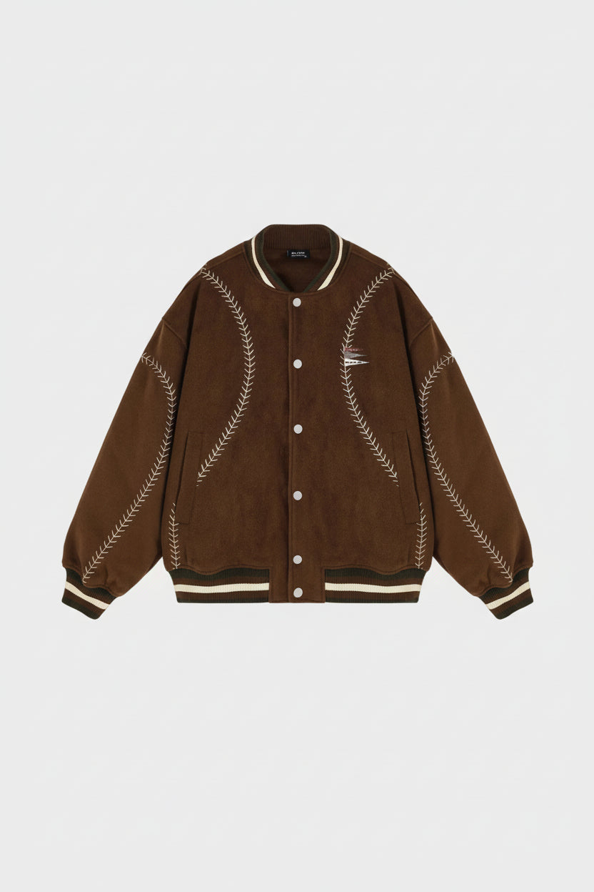 Veste bomber varsity BJHG marron avec broderies surpiqûres crème et liserés blancs, photo produit à plat sur fond gris
