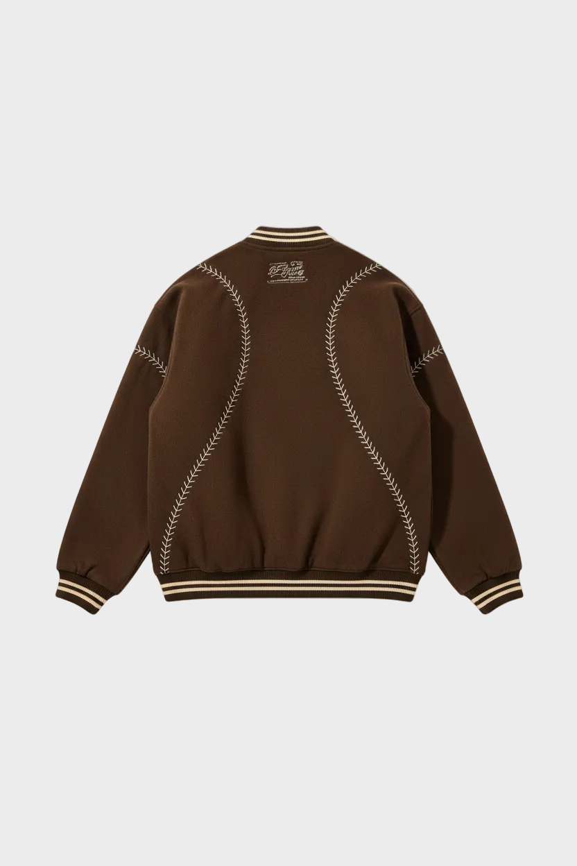 Veste teddy baseball BJHG marron avec broderies coutures baseball et liserés crème, vue de dos sur fond gris
