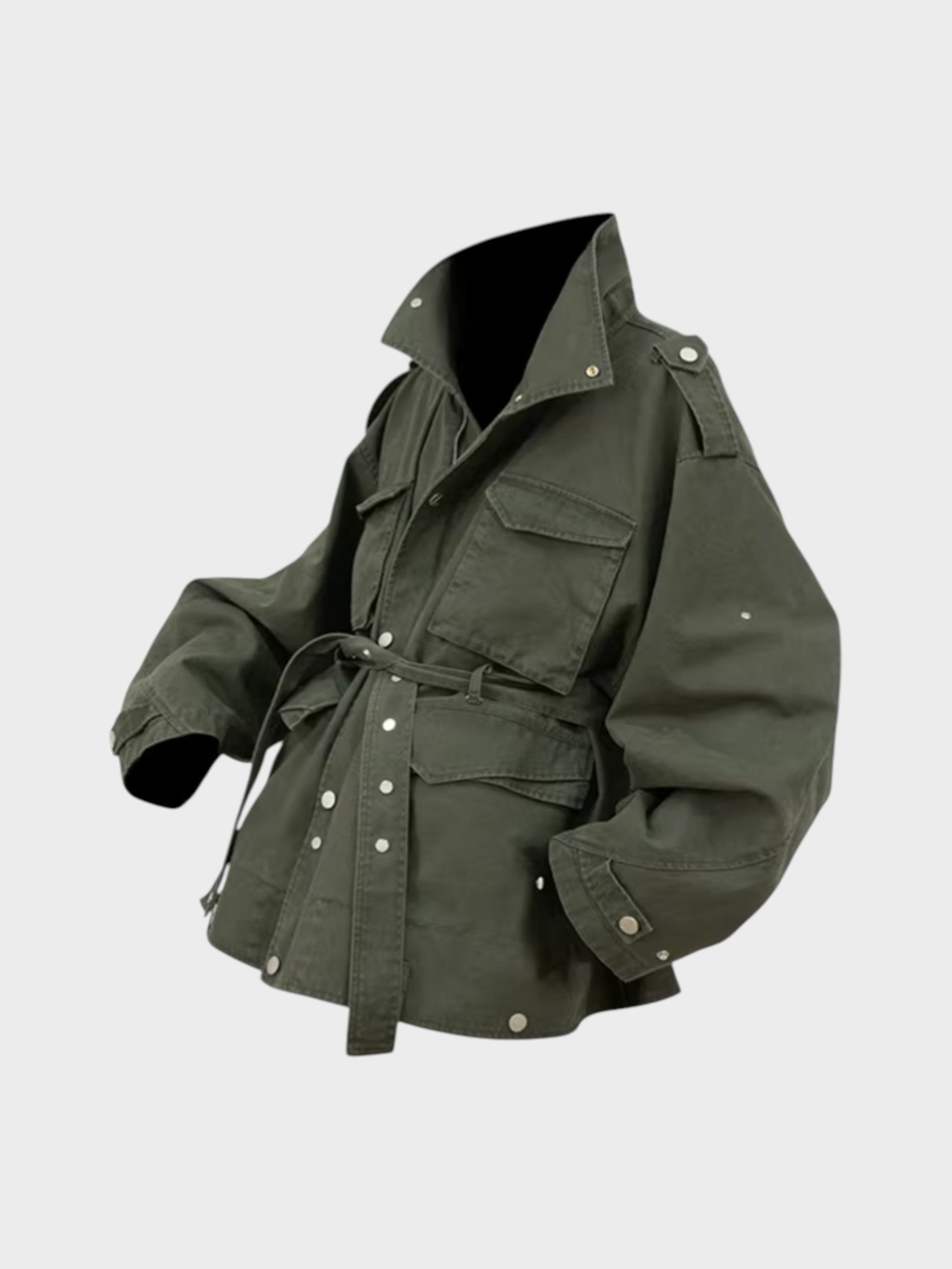 Veste RELABEL kaki oversize style militaire à multiples poches, ceinture et pressions argentées, photo produit 3D sur fond gris
