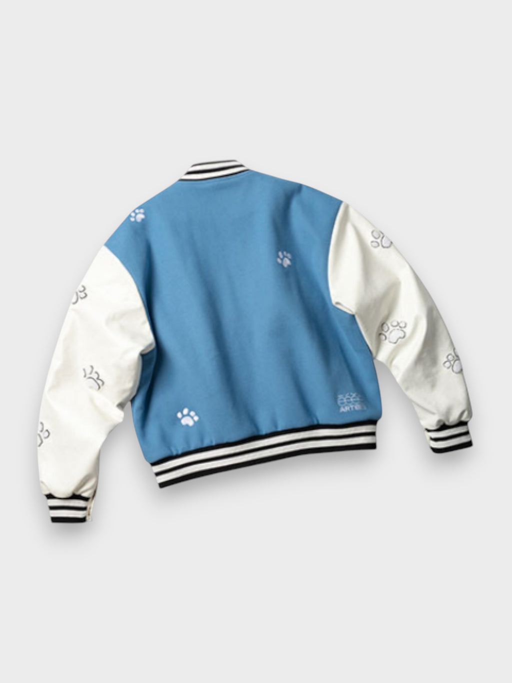 Veste teddy eeee Artmonster bleu ciel et manches blanches, broderies pattes de chat, vue de dos sur fond gris
