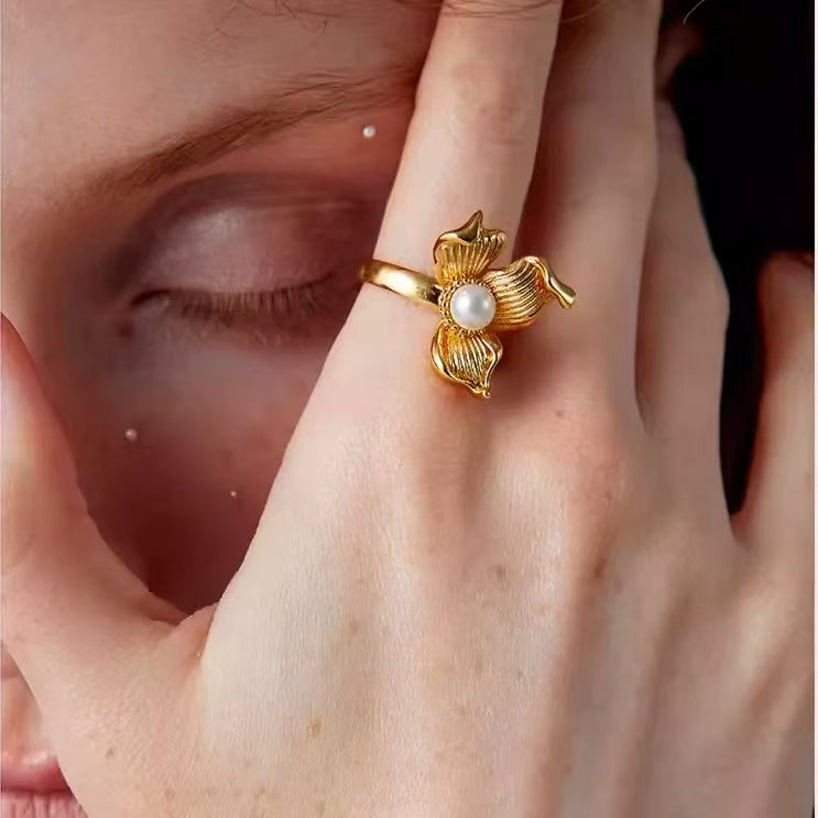 Bague fleur dorée avec perle portée à la main, style romantique