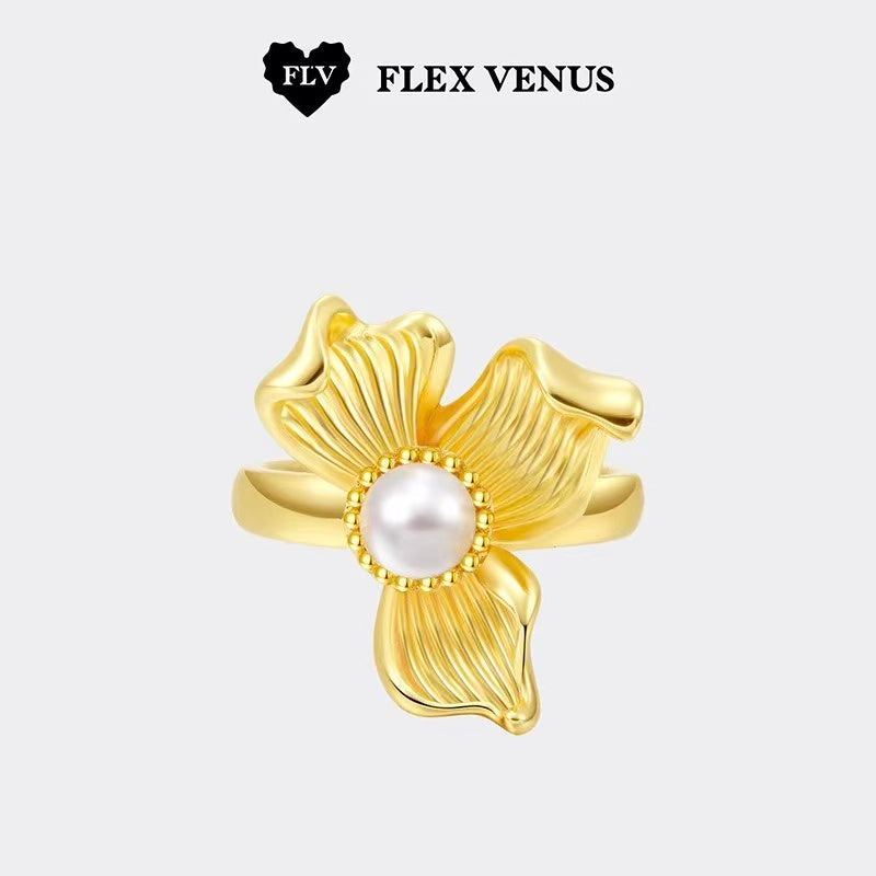 Bague fleur dorée sculptée avec perle centrale élégante