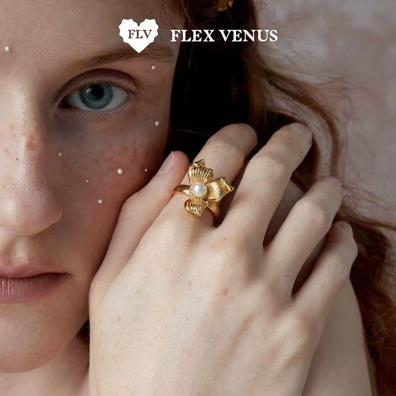 Bague fleur dorée avec perle dans un style féminin et artistique