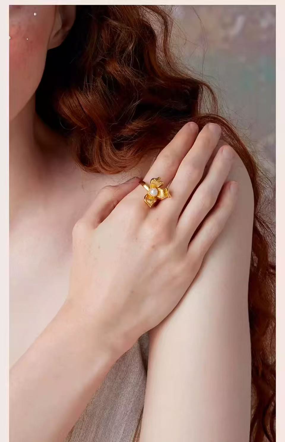 Bague fleur dorée en perle portée par modèle, look chic et poétique