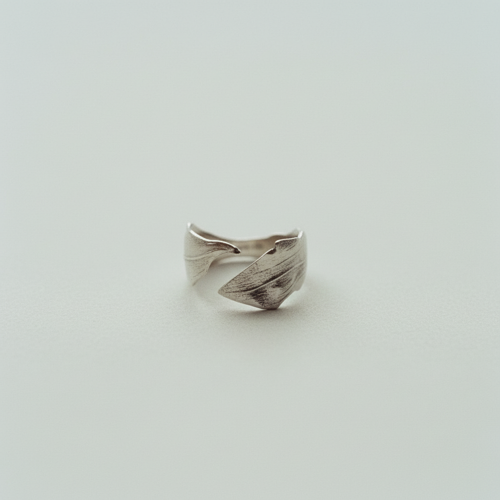 Bague large ouverte motif feuille texturée brossée Freddo Yama argentée métal argenté mat ajustable, vue trois quarts fond blanc