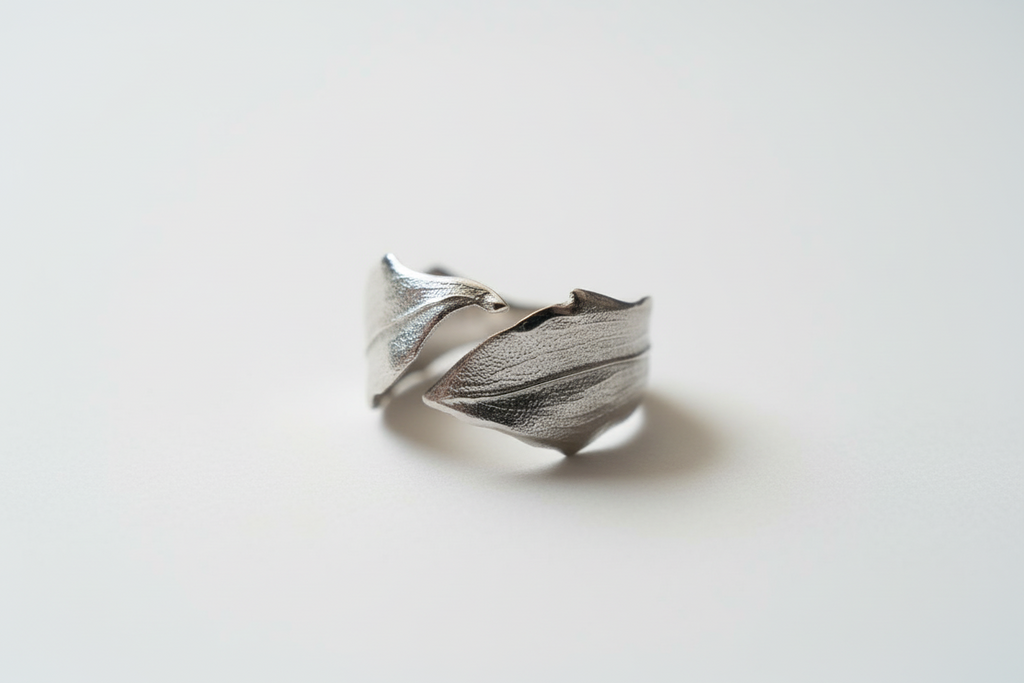 Bague large texturée motif feuille Freddo argentée métal argenté brossé, vue trois quarts fond blanc