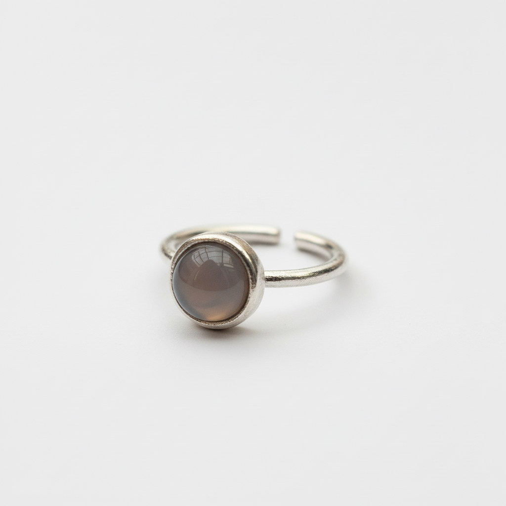 Bague ouverte cabochon rond Freddo Yama argentée et grise métal et pierre de lune grise ajustable, vue trois quarts fond blanc