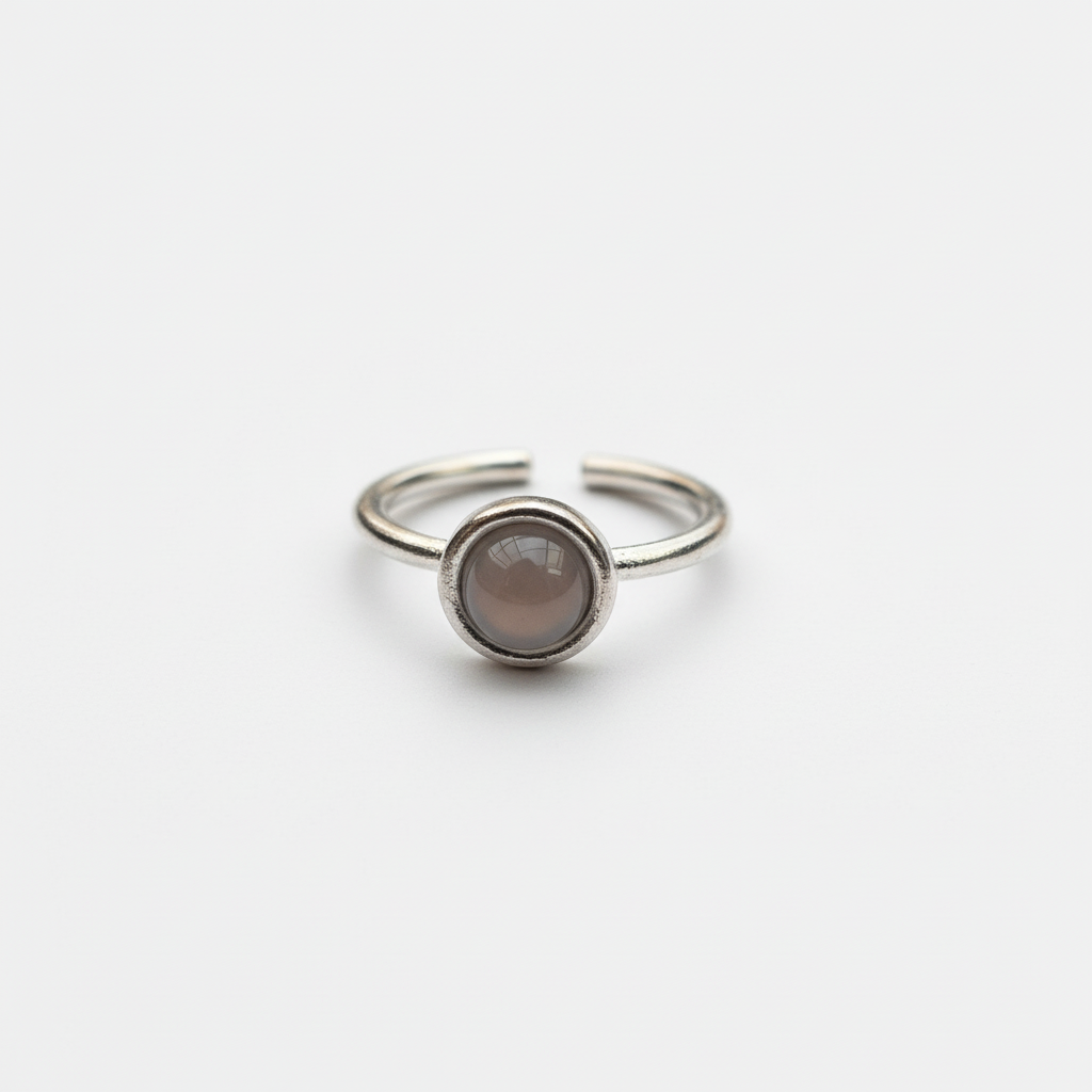 Bague ouverte cabochon rond Freddo Yama argentée et grise métal et pierre de lune grise ajustable, vue de face fond blanc