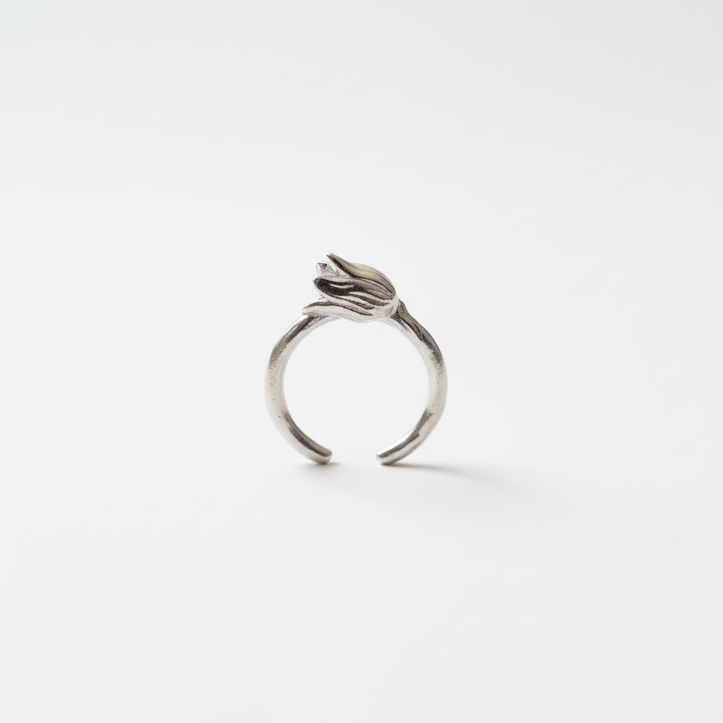Bague ouverte motif tulipe Freddo argentée métal argenté ajustable, vue de face fond blanc