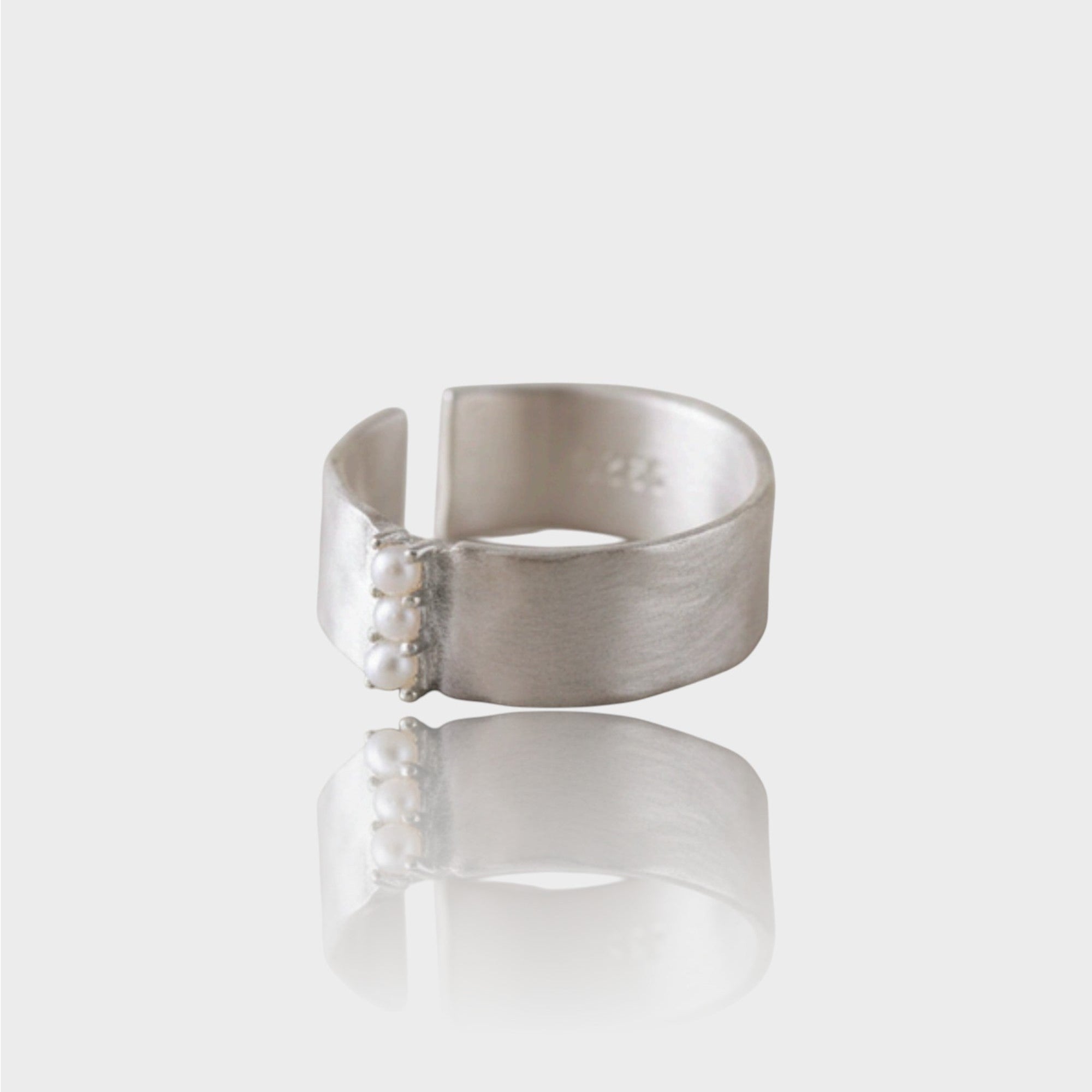 Bague bande large Vizo argent métal et perles nacrées, vue de trois quarts