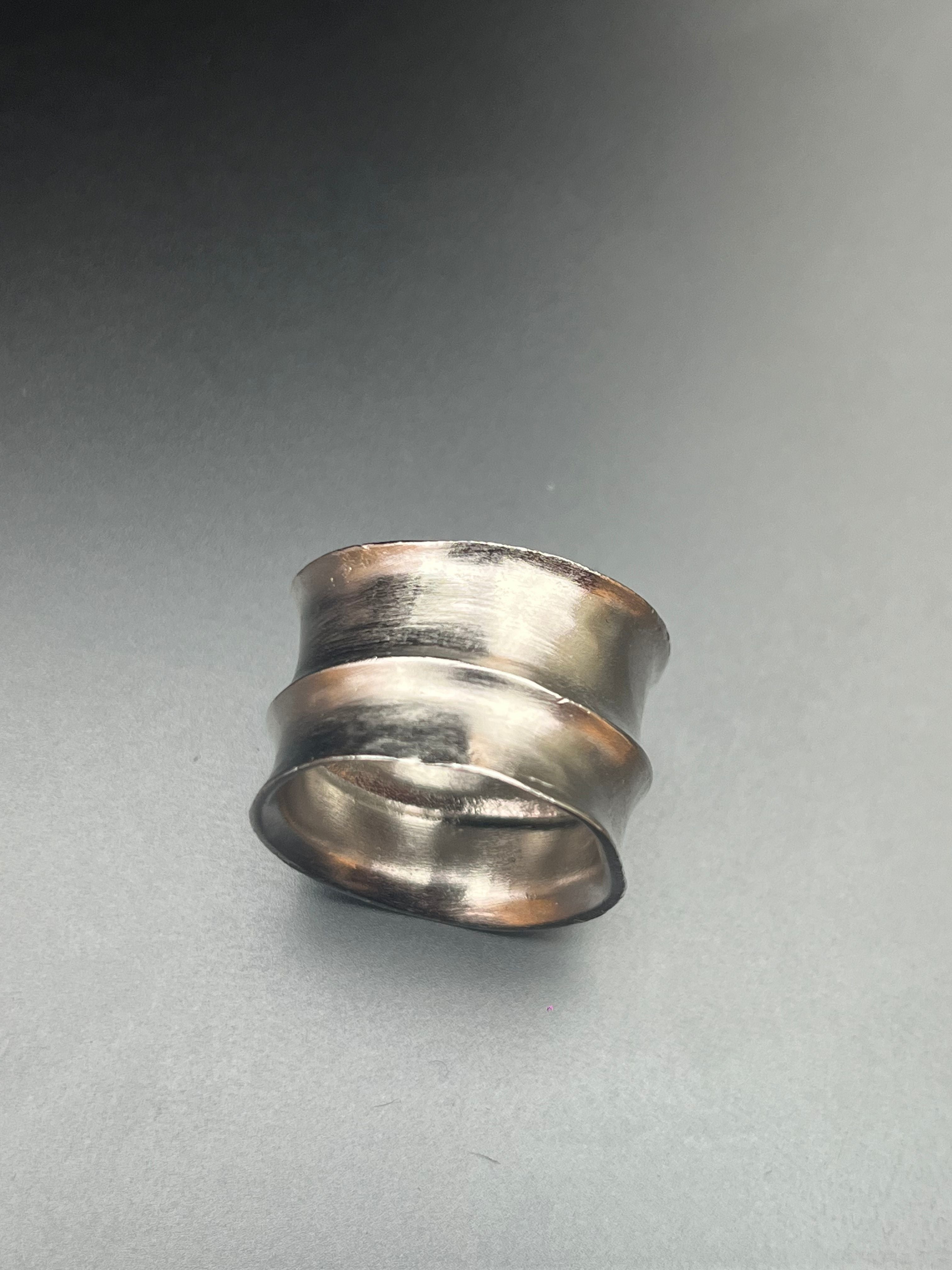 Bague large brossée Freddo en argent oxydé en argent sterling, vue de trois quarts sur fond gris