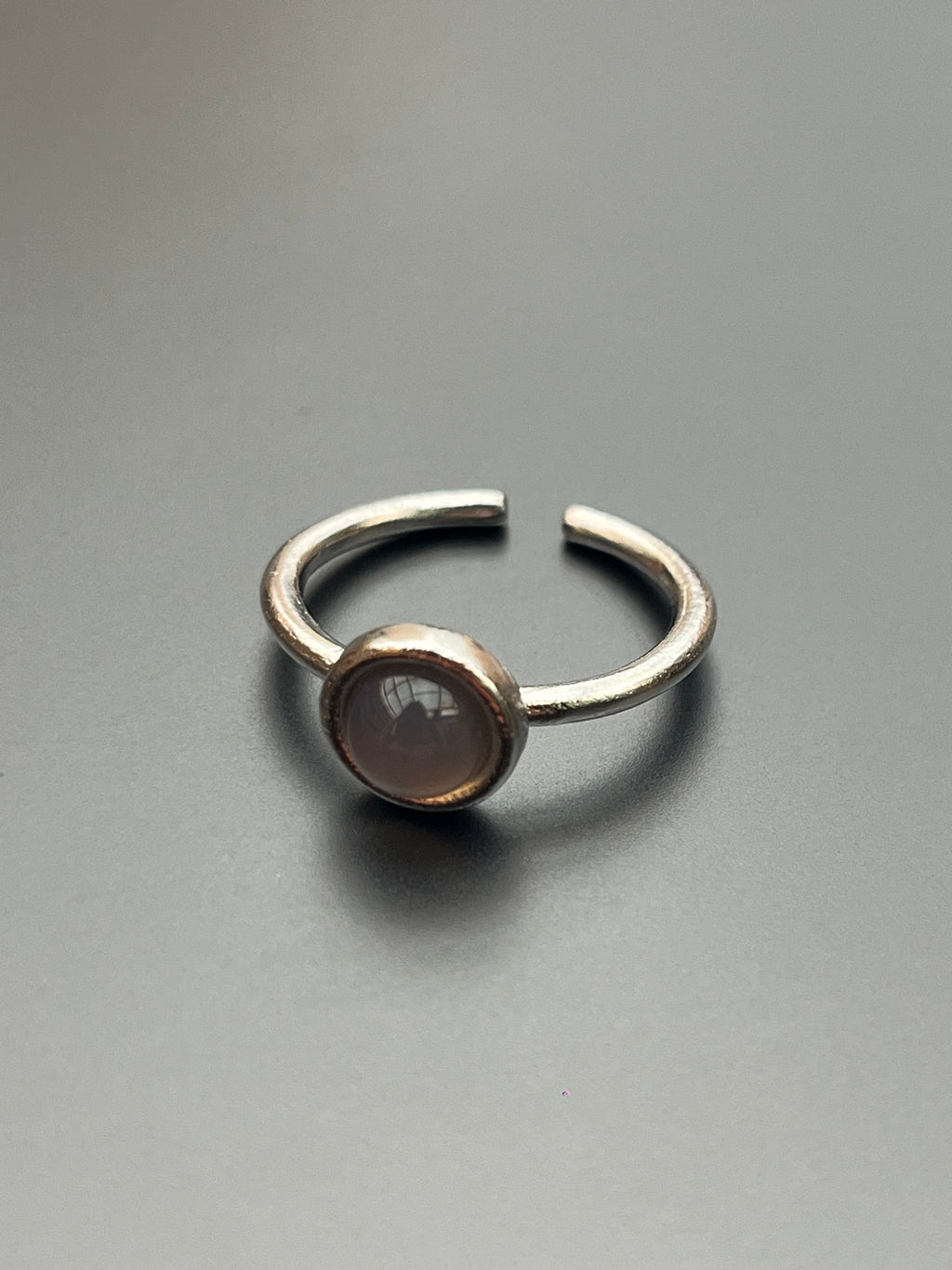 Bague ouverte Freddo argentée avec pierre ronde en agate, en argent sterling, vue de dessus