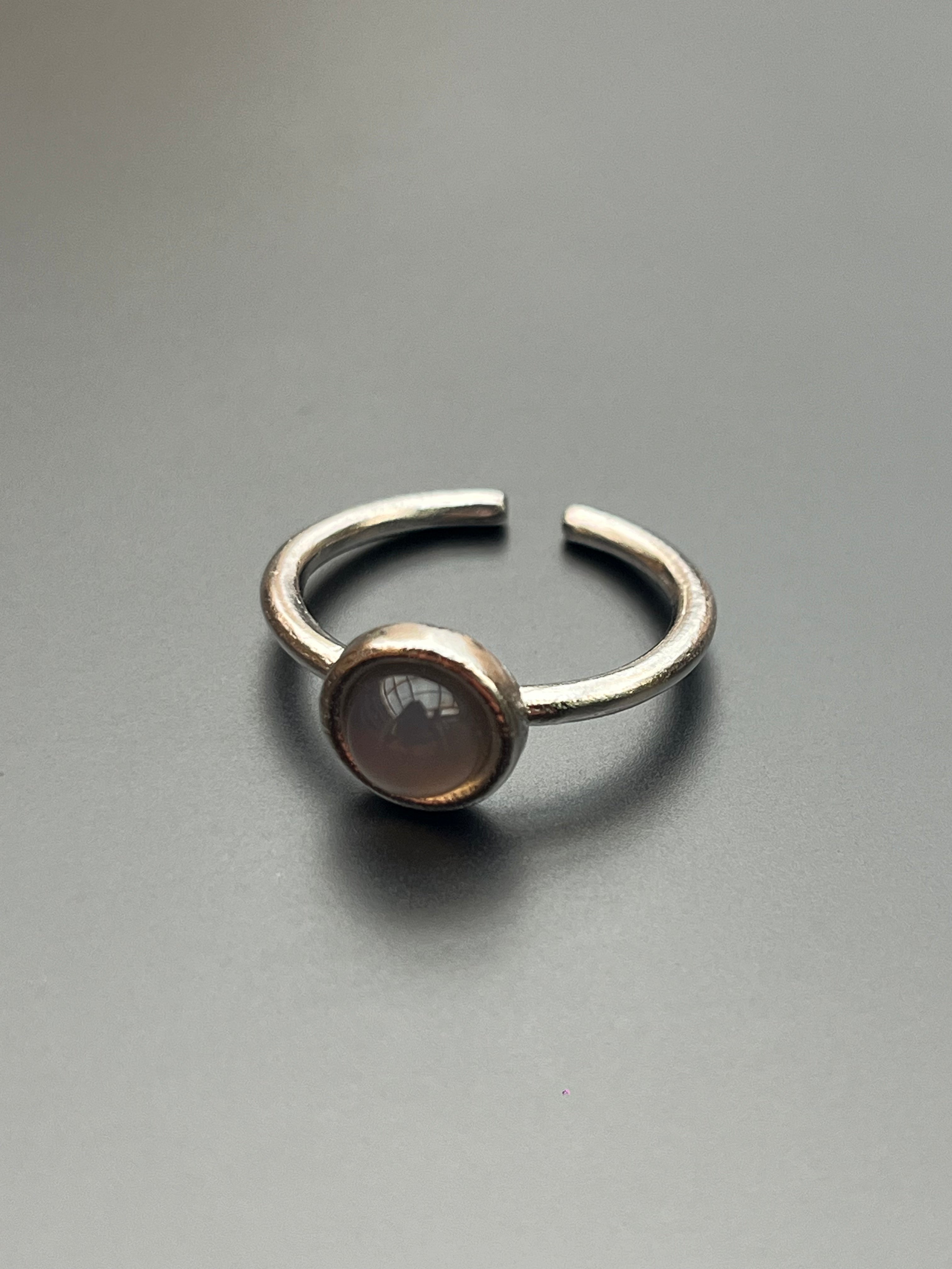 Bague ouverte Freddo argentée avec pierre ronde en agate, en argent sterling, vue de dessus