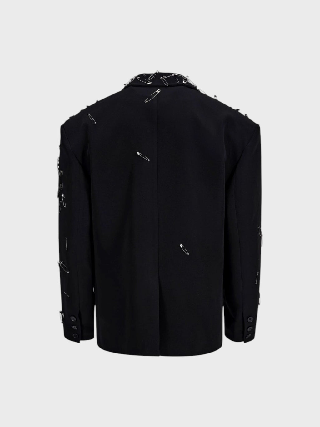 Blazer oversize STARTEXCEEDEND noir avec épingles de sûreté argentées all-over et col revers crané structuré, vue de dos
