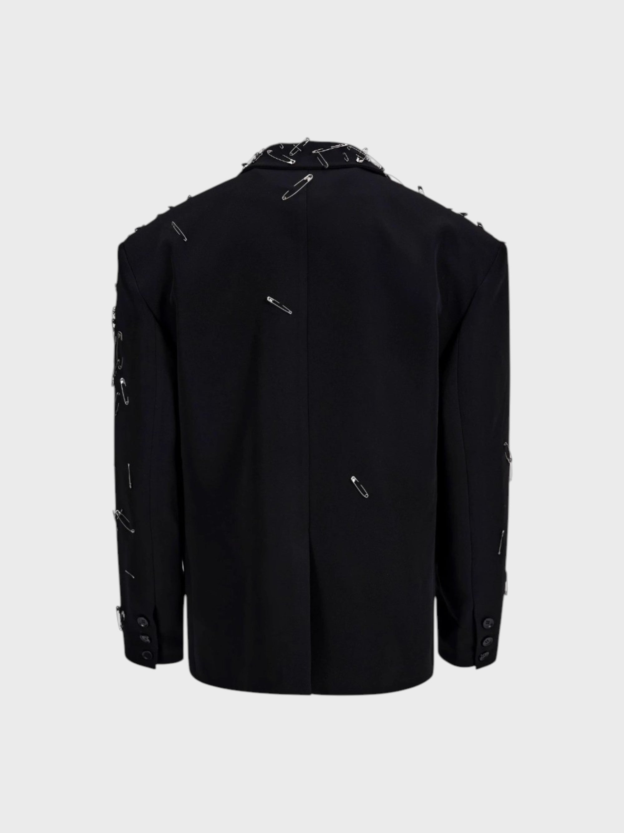 Blazer oversize STARTEXCEEDEND noir avec épingles de sûreté argentées all-over et col revers crané structuré, vue de dos
