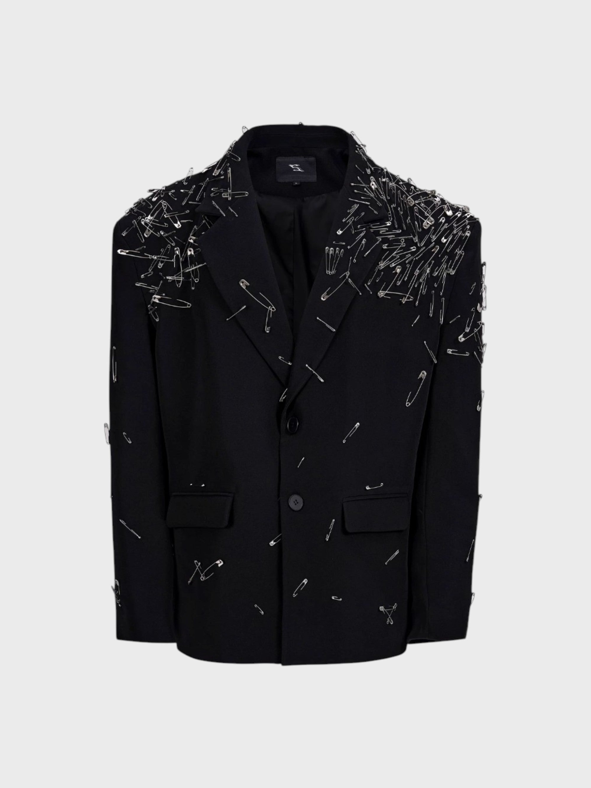 Blazer oversize STARTEXCEEDEND noir avec épingles de sûreté argentées fixées à la main en constellation dense sur épaules et revers et all-over, vue de face
