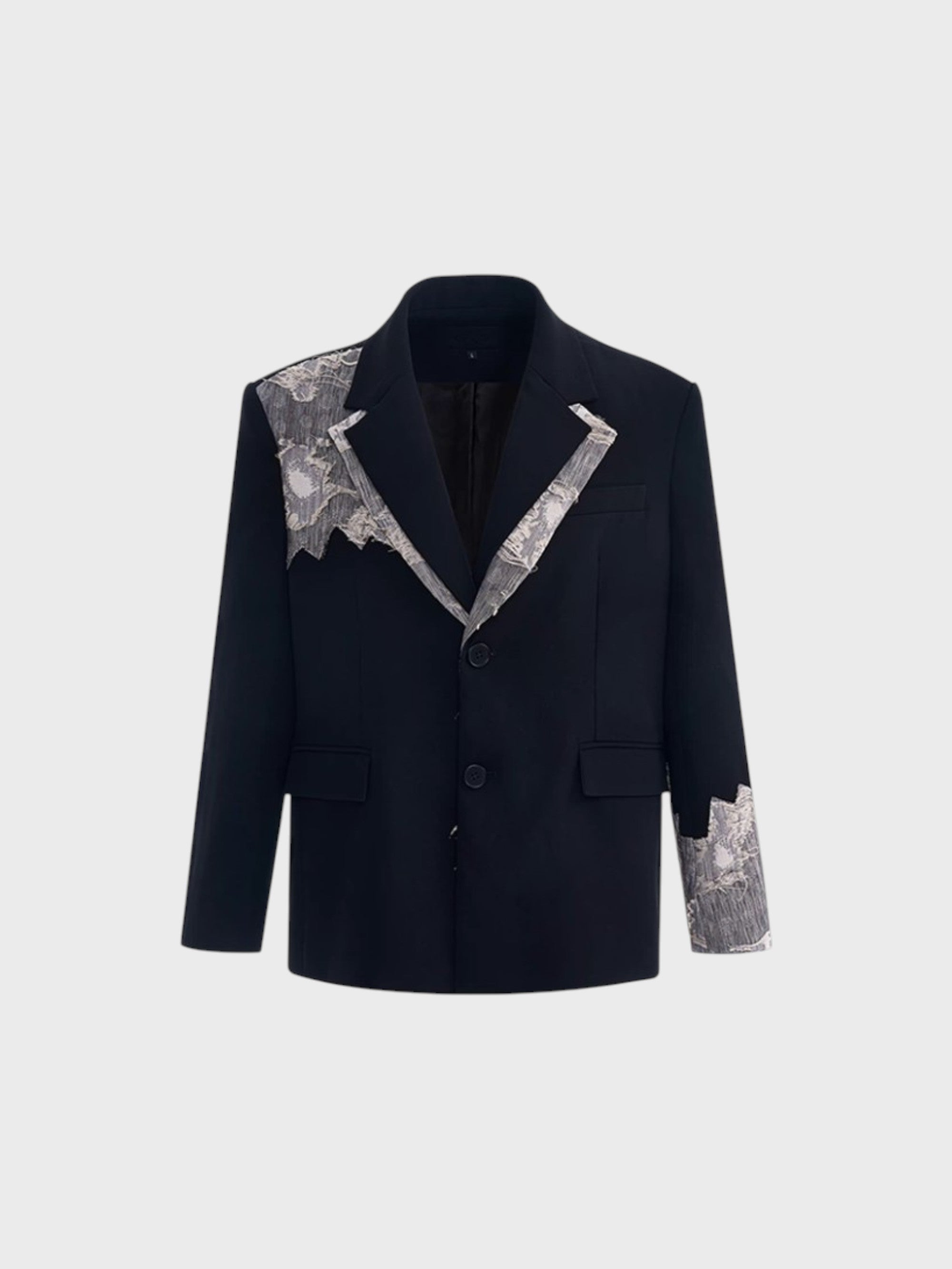 Blazer oversize STARTEXCEEDEND noir avec patchwork dentelle jacquard argentée effilochée sur épaule gauche, revers et poignet droit, vue de face
