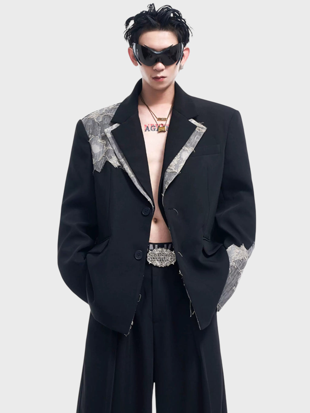Blazer oversize STARTEXCEEDEND noir dentelle jacquard argentée porté par un homme torse nu avec pantalon large noir et ceinture boucle argentée, vue de face
